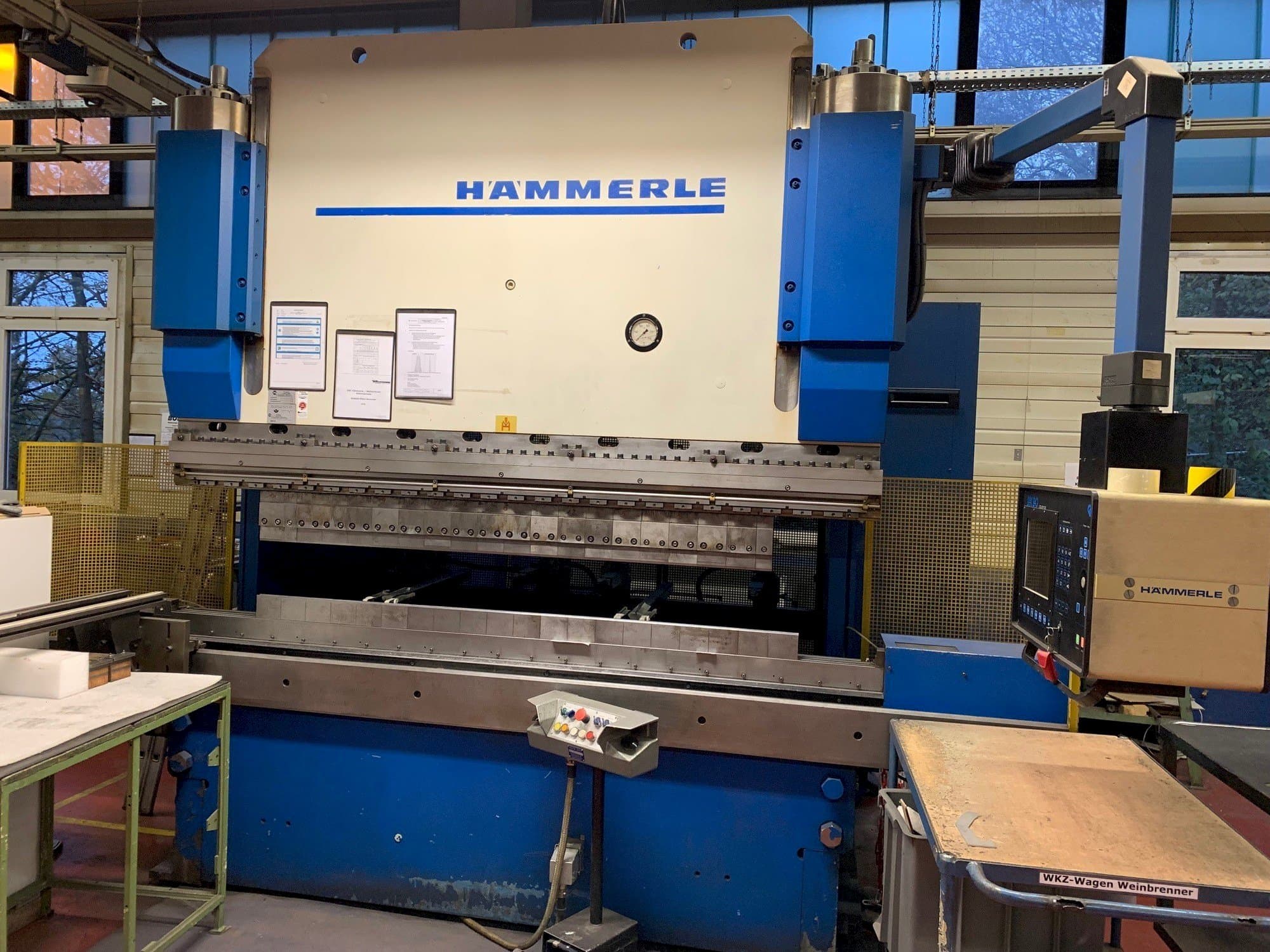 Frontansicht der HAMMERLE AP 200 2600 Serie 3 Maschine
