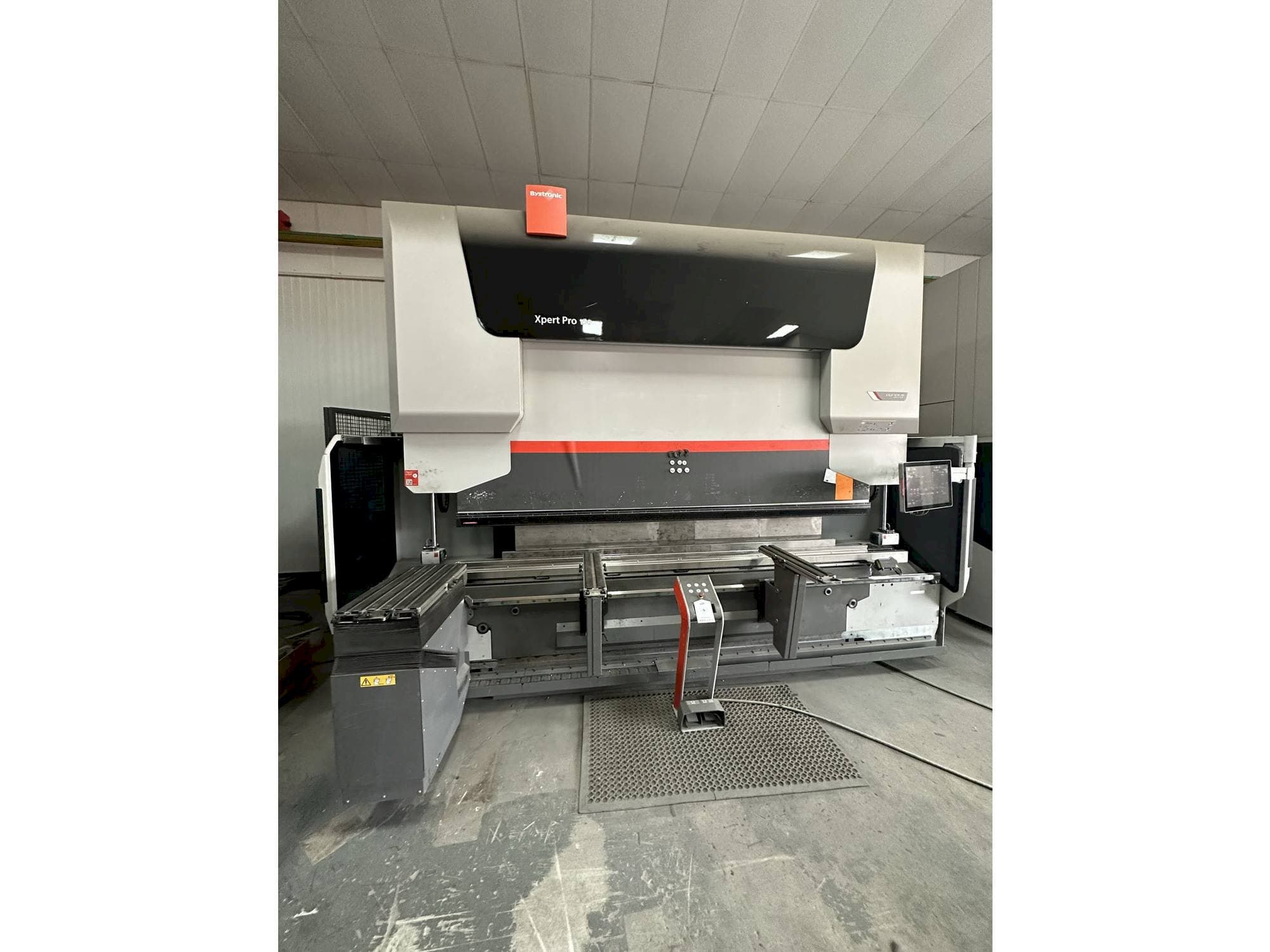 Frontansicht der Bystronic Xpert 150/3100  Maschine
