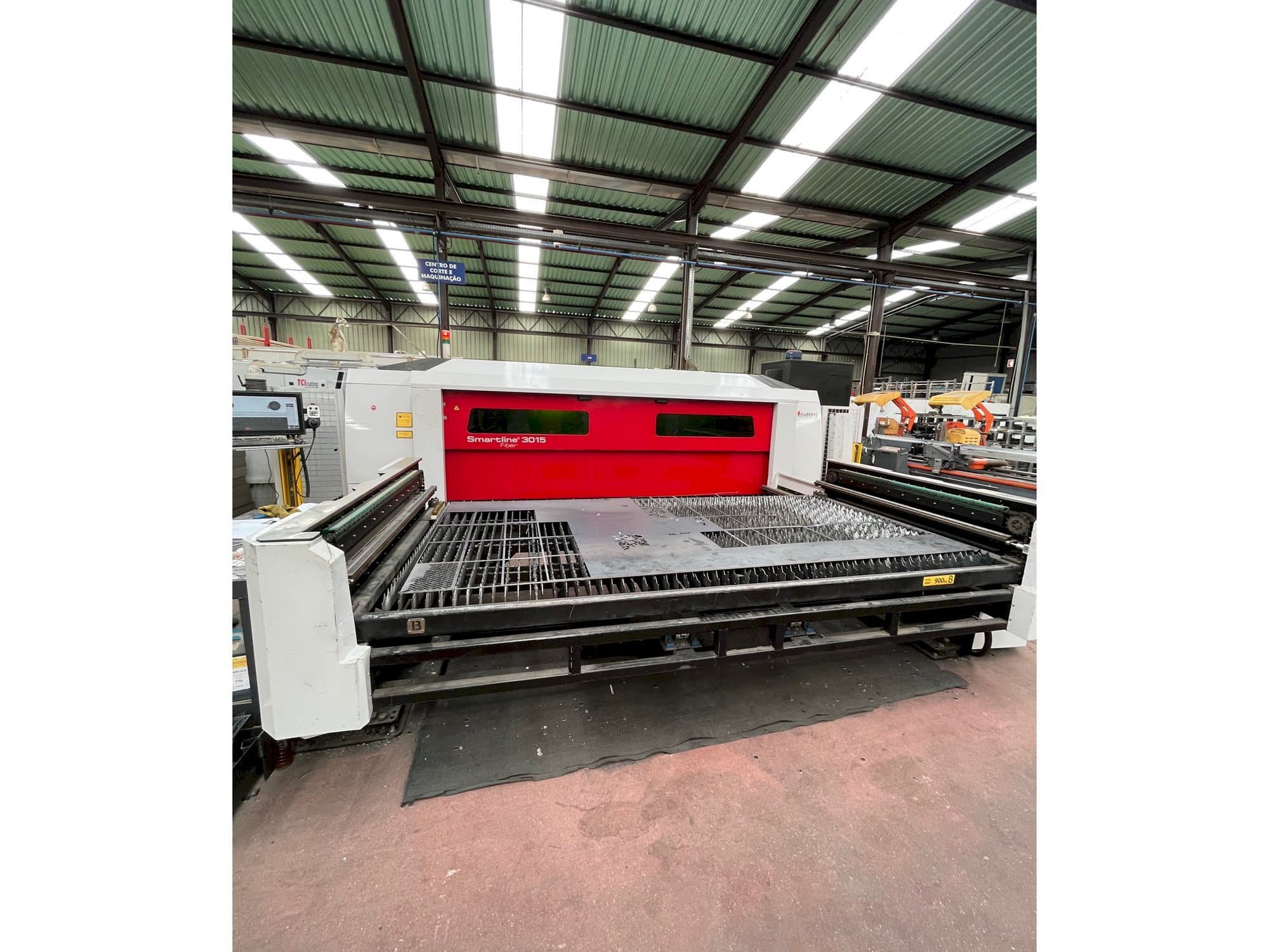 Frontansicht der TCI Smartline Fiber 3015 3KW Maschine