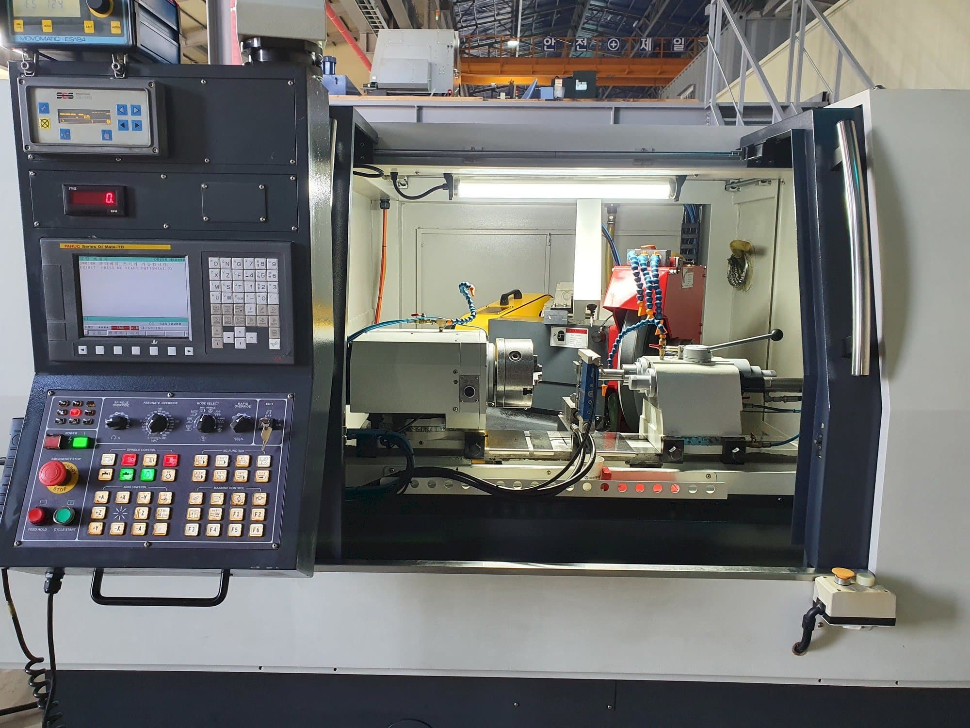 Frontansicht der e-tech EGA-3250CNC Maschine