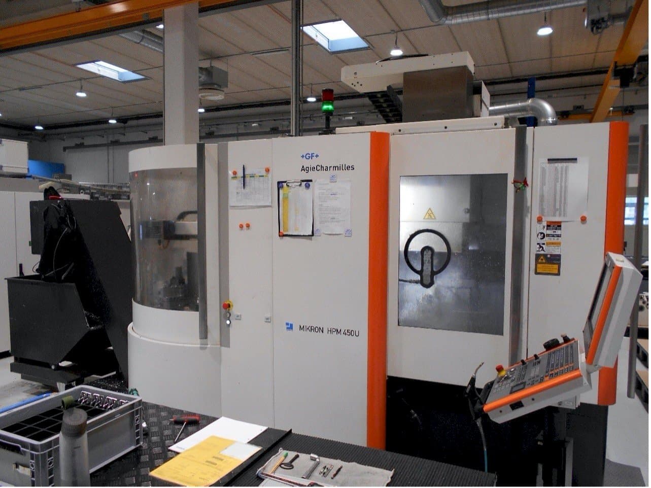 Frontansicht der AgieCharmilles Mikron HPM 450U  Maschine