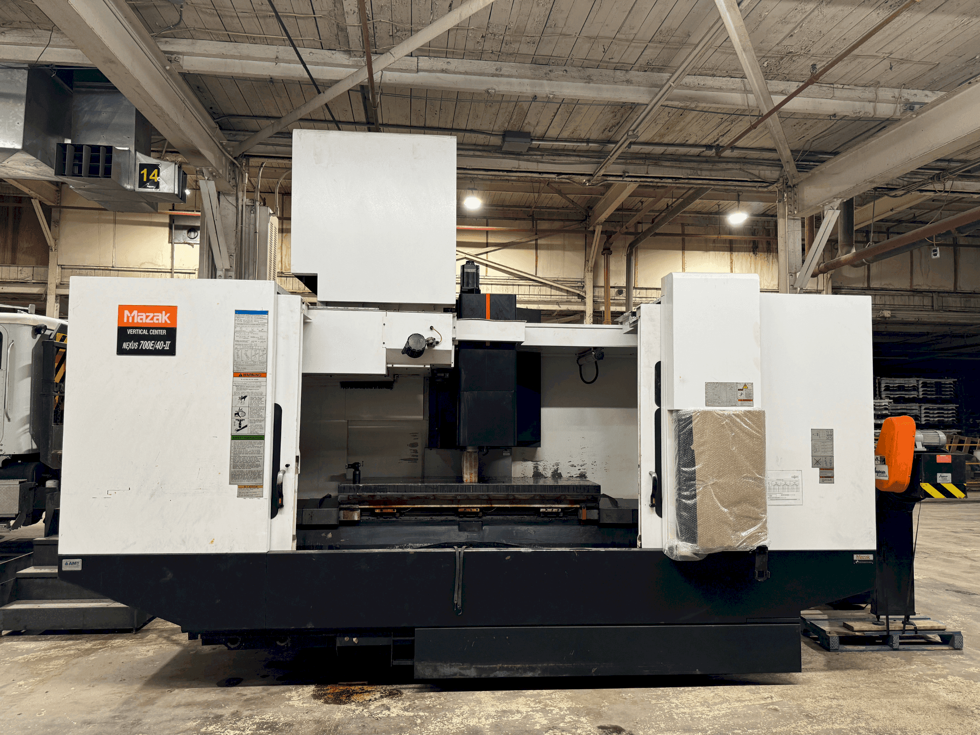 Frontansicht der Mazak VCN 700E/40-II  Maschine