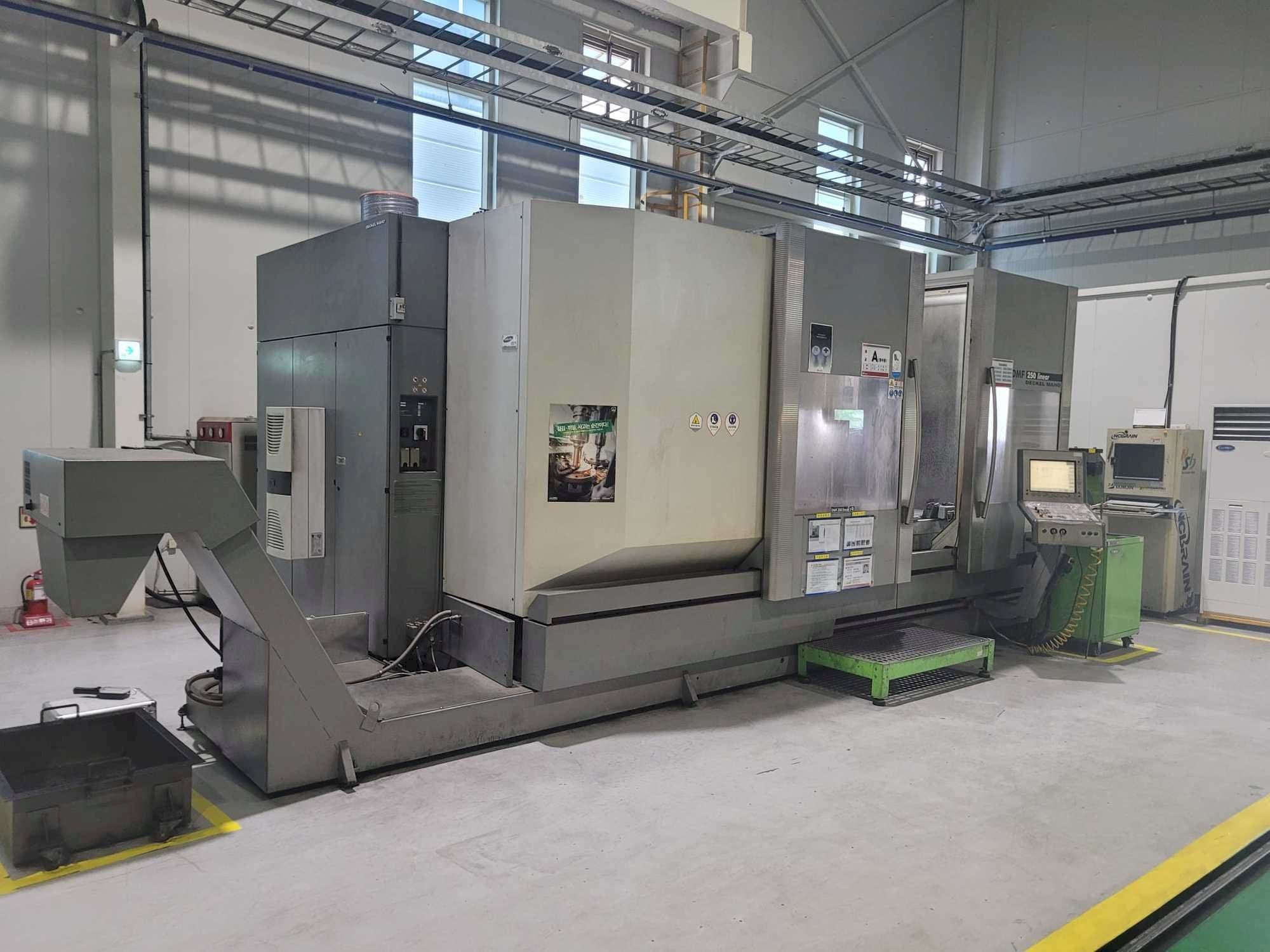 Linke Seitenansicht der DECKEL MAHO DMF 250 linear Maschine