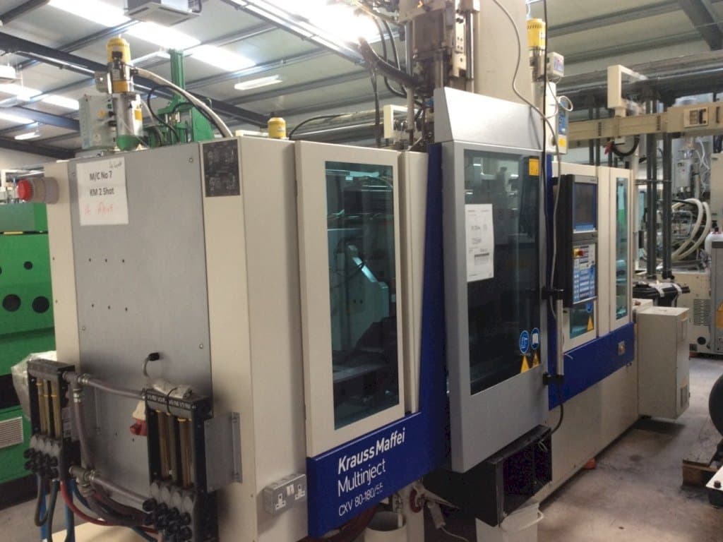 Frontansicht der Krauss Maffei Multinject 80-180-55 CX V Maschine