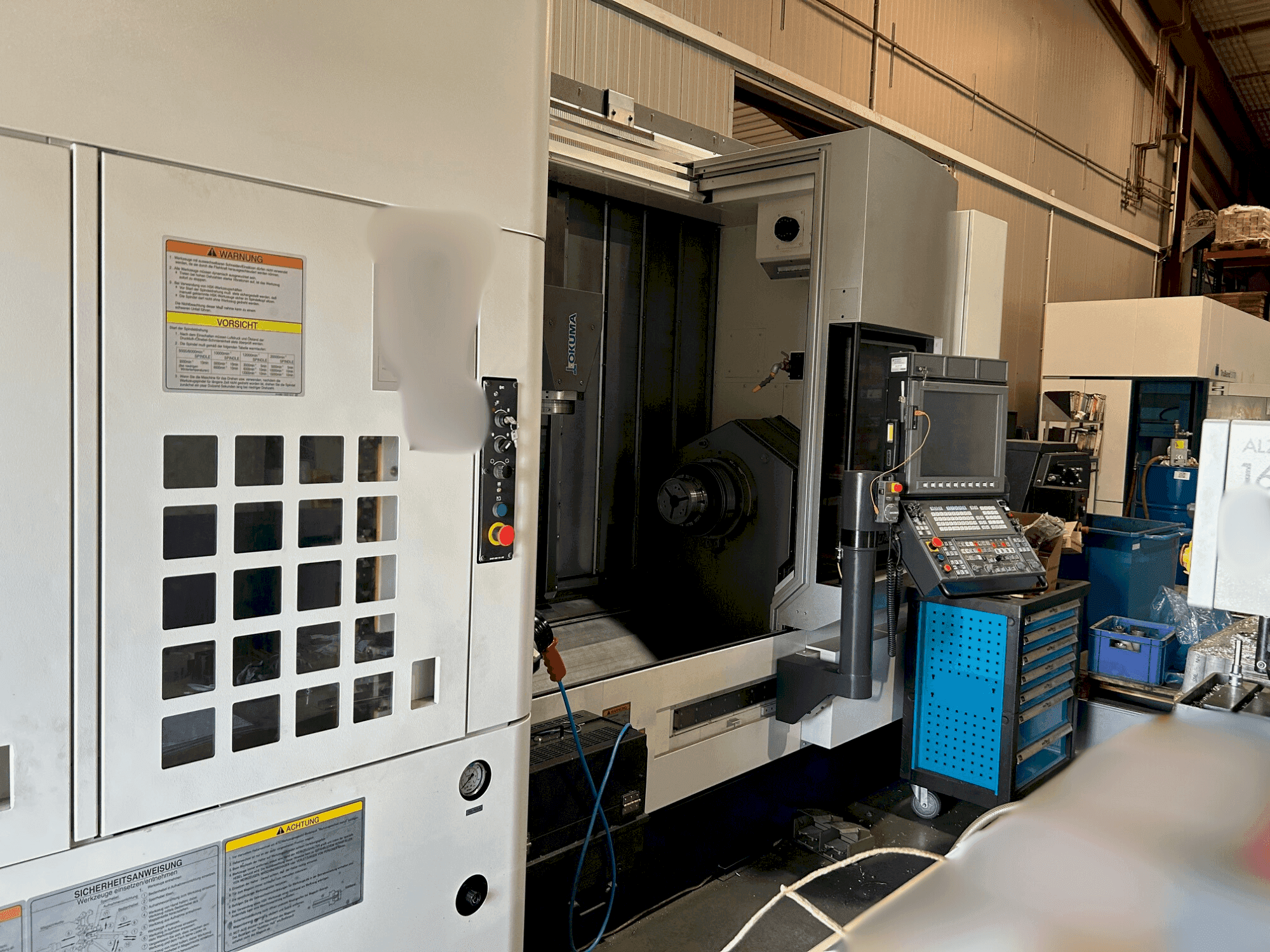 Frontansicht der Okuma Multus U3000 1SW 1500 Maschine