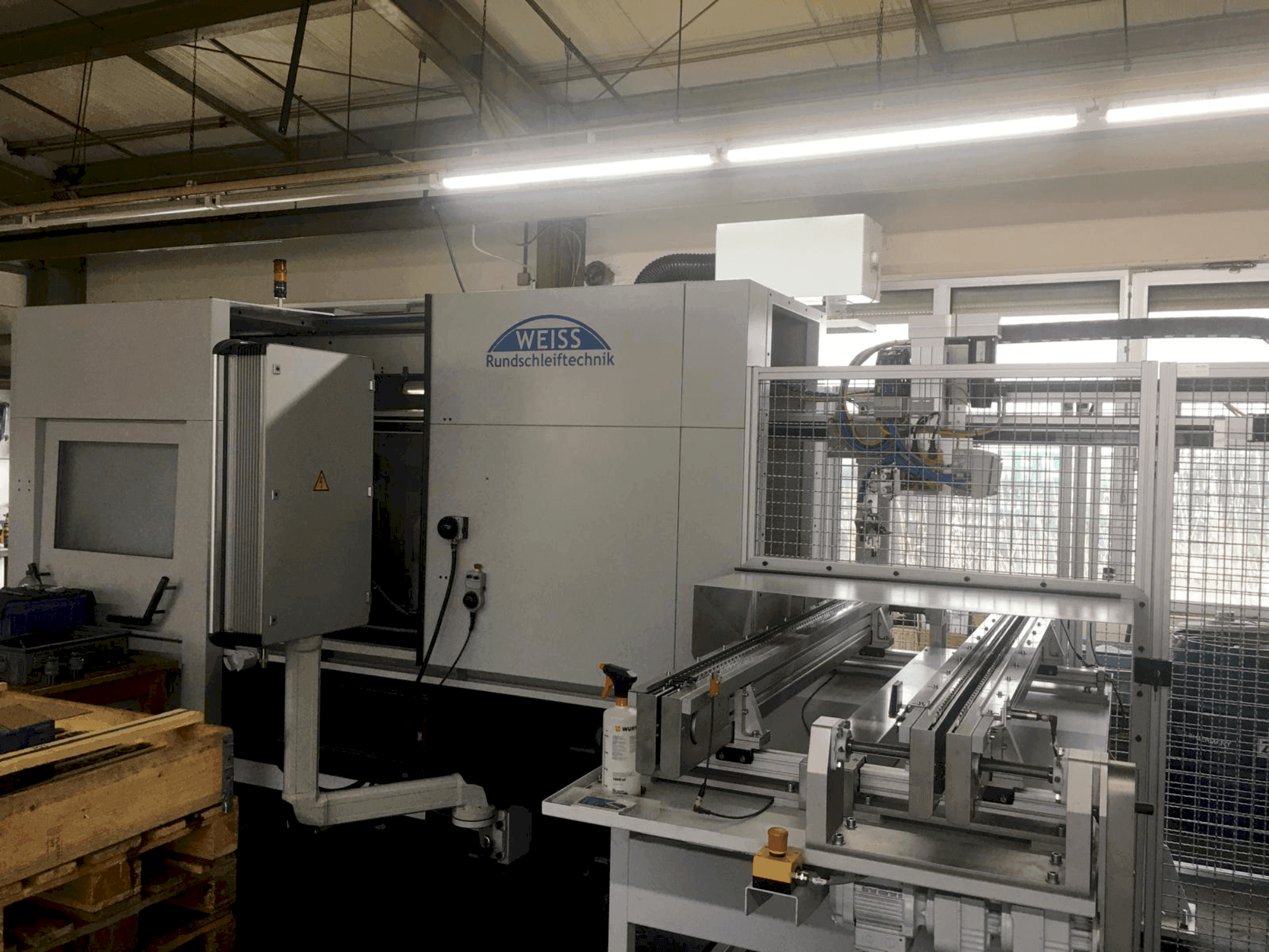 Frontansicht der WEISS Rundschleiftechnik K52 Maschine