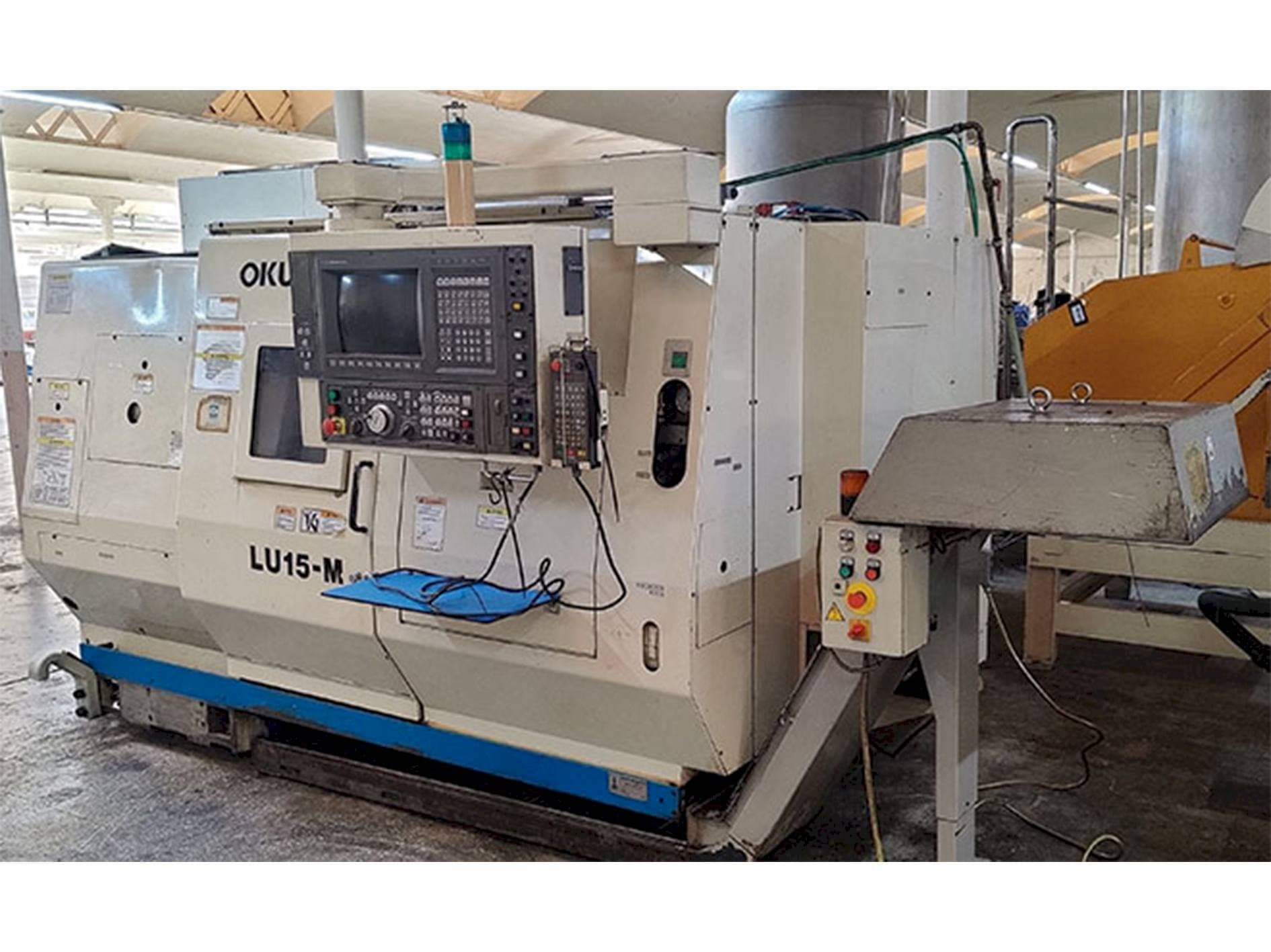 Frontansicht der Okuma LU-15M Maschine