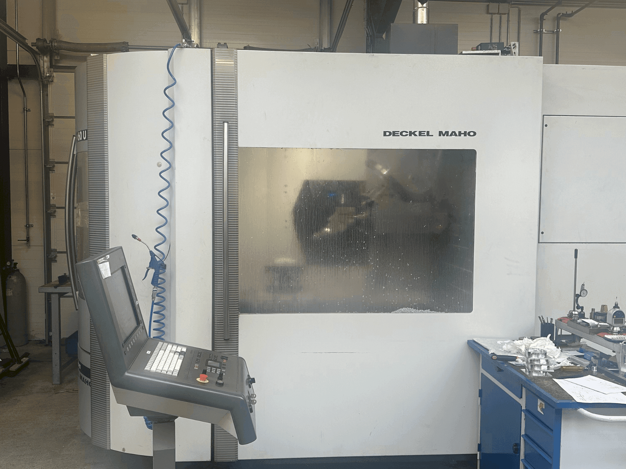 Frontansicht der DECKEL MAHO DMC 60U HiDyn  Maschine