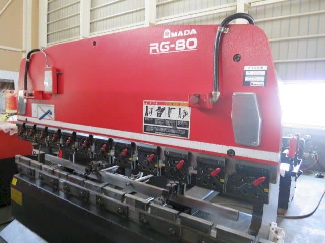Frontansicht der AMADA RG-80 ABG Maschine