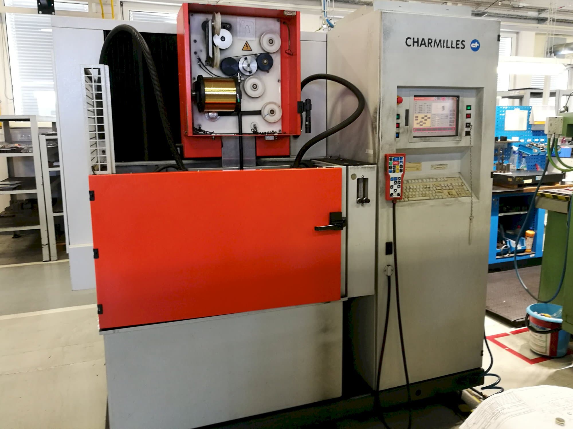 Frontansicht der CHARMILLES ROBOFIL 240 SL Maschine