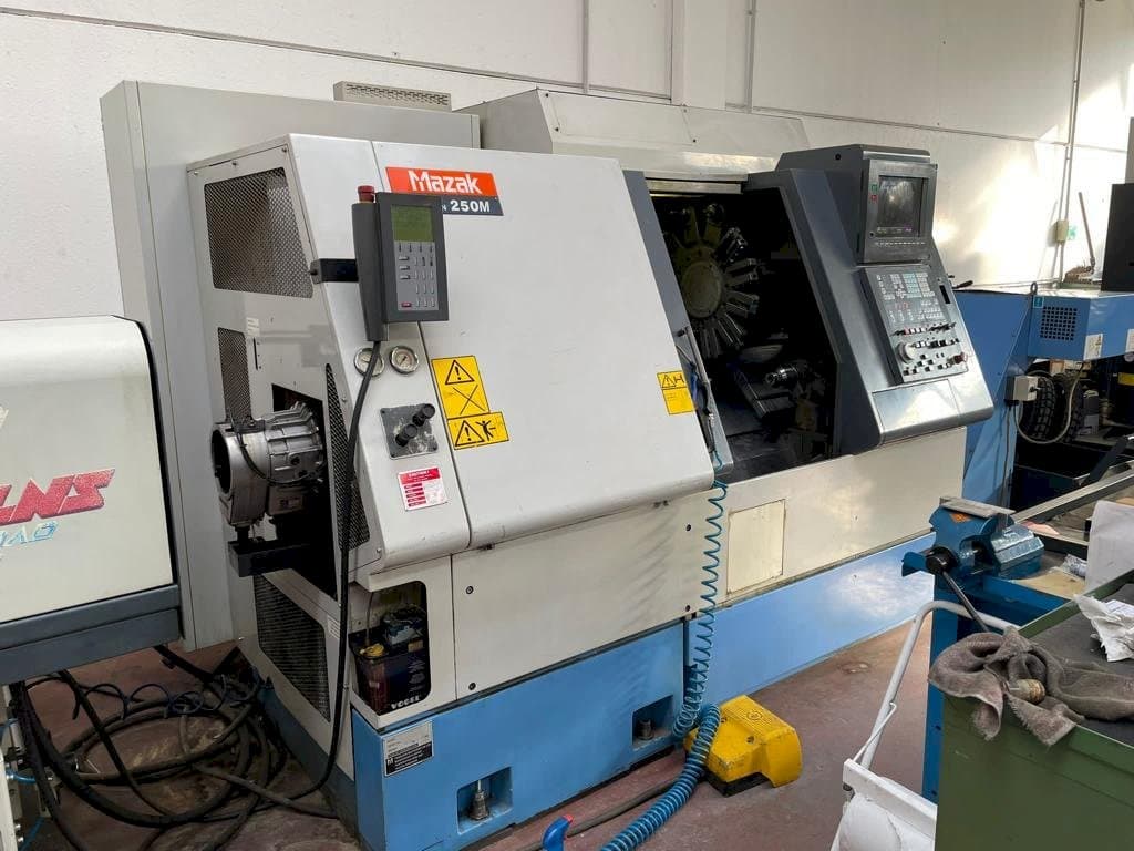 Frontansicht der Mazak SQT 250M Maschine