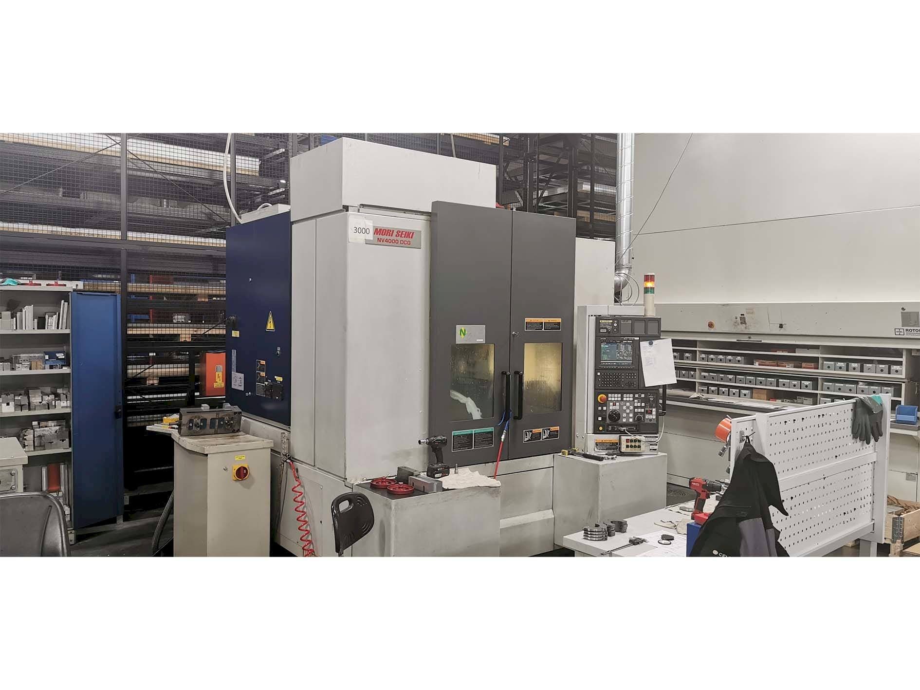 Frontansicht der MORI SEIKI NV4000 Maschine
