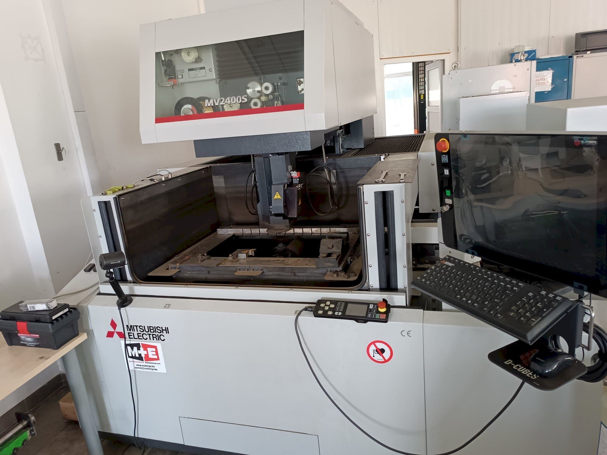 Frontansicht der Mitsubishi MV2400S Maschine