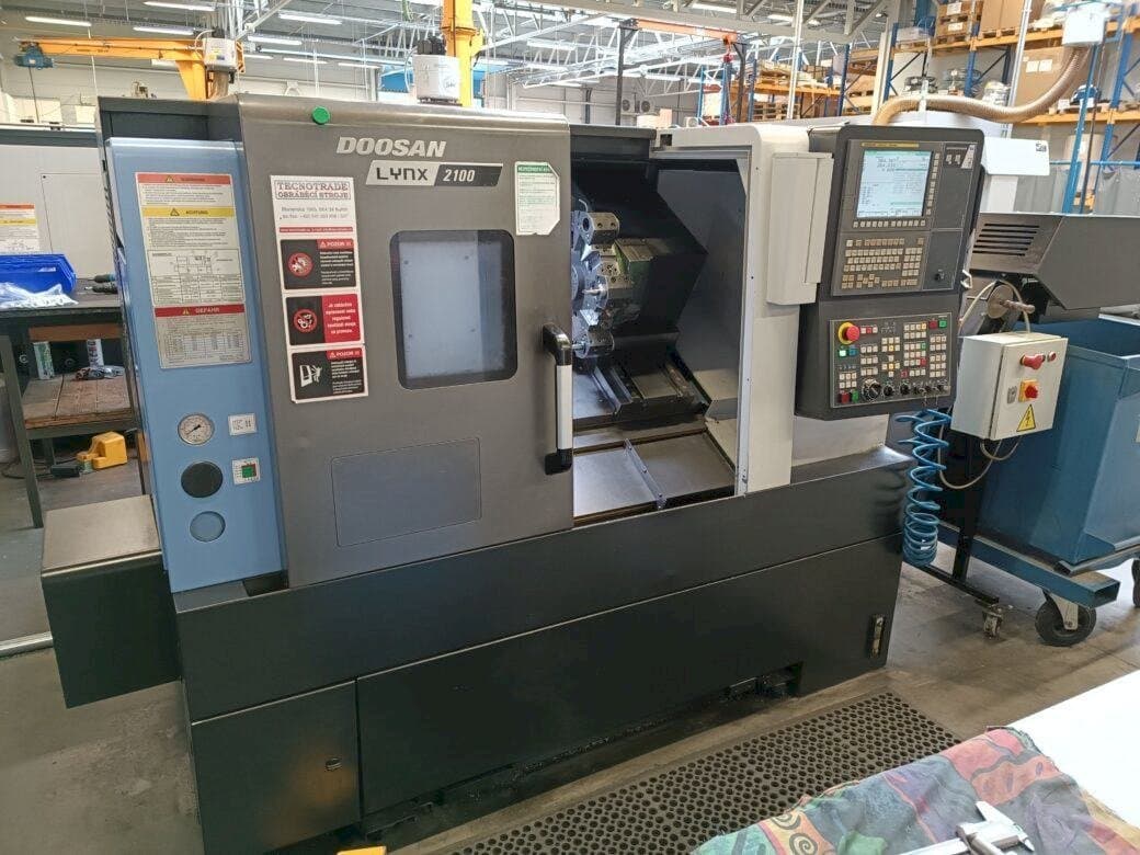Frontansicht der DOOSAN Lynx 2100A Maschine
