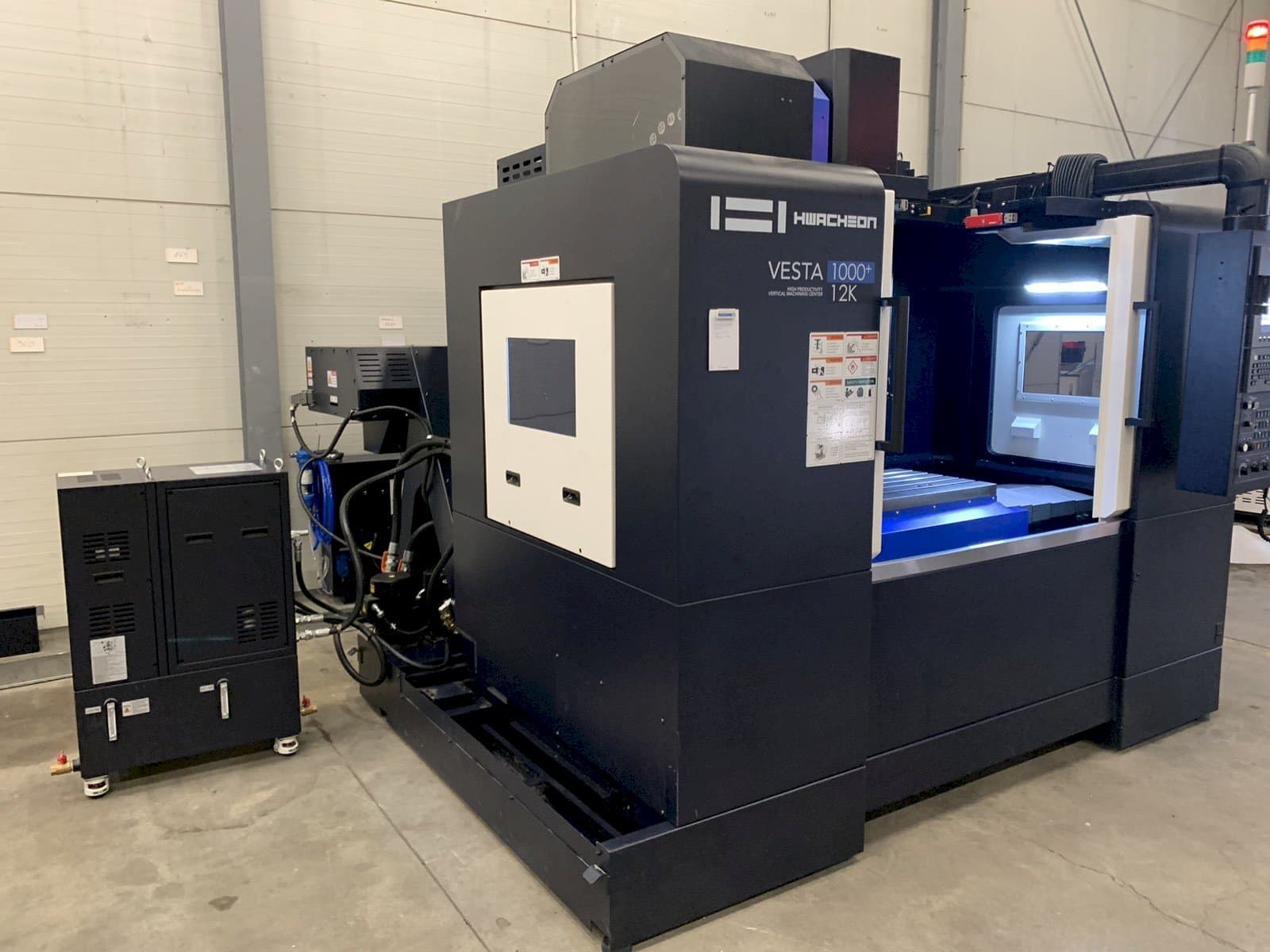 Frontansicht der HWACHEON VESTA-1000+ Maschine