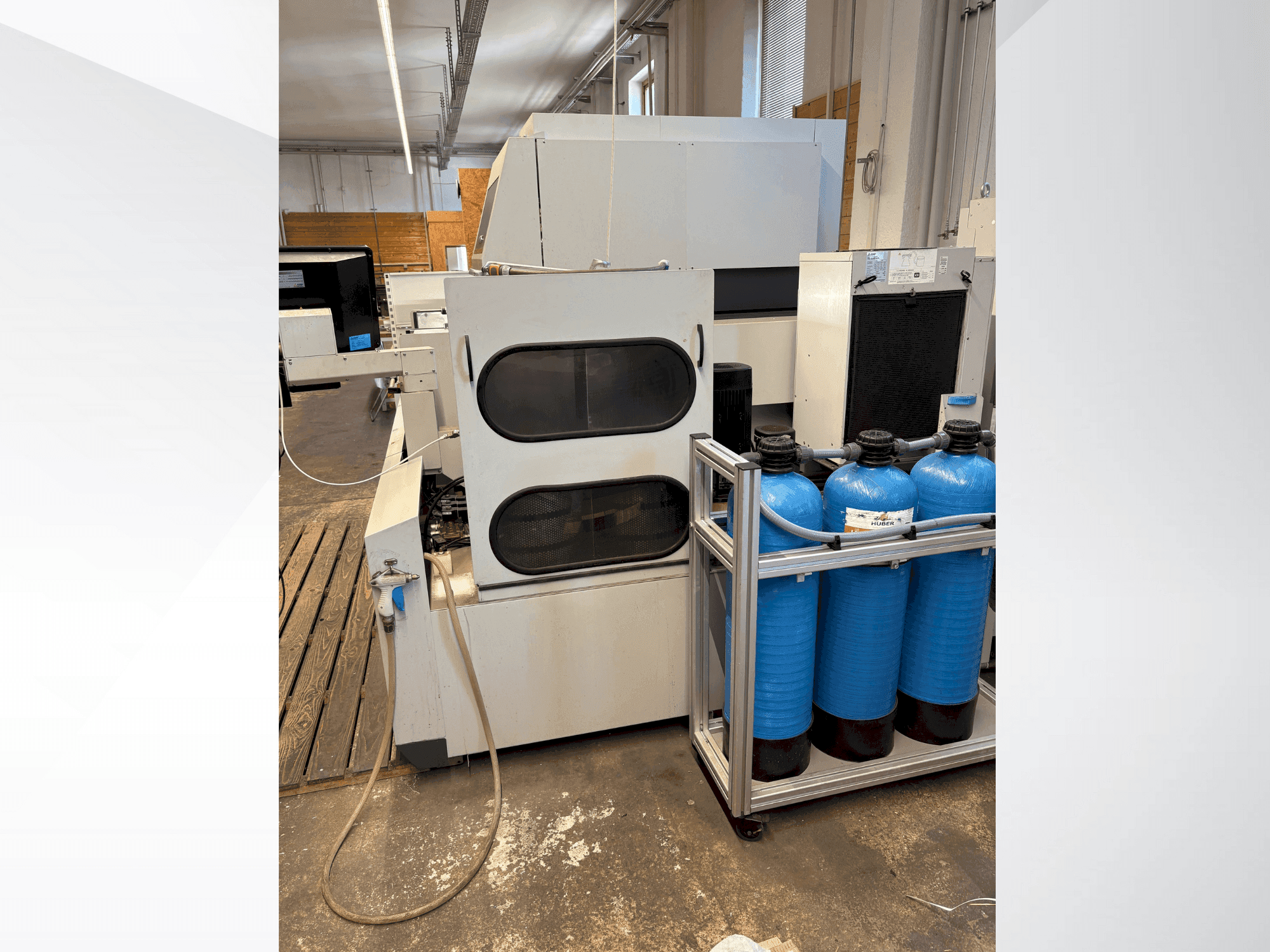 Frontansicht der Mitsubishi MV2400S Maschine