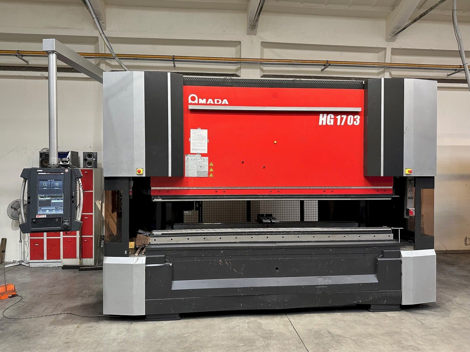 Frontansicht der AMADA HG-1703  Maschine