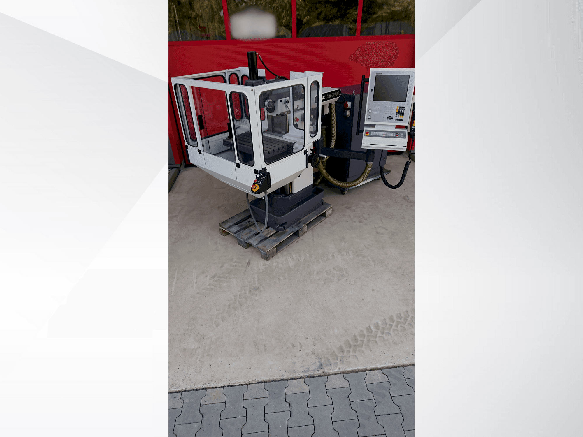 Frontansicht der DECKEL FP2NC Maschine