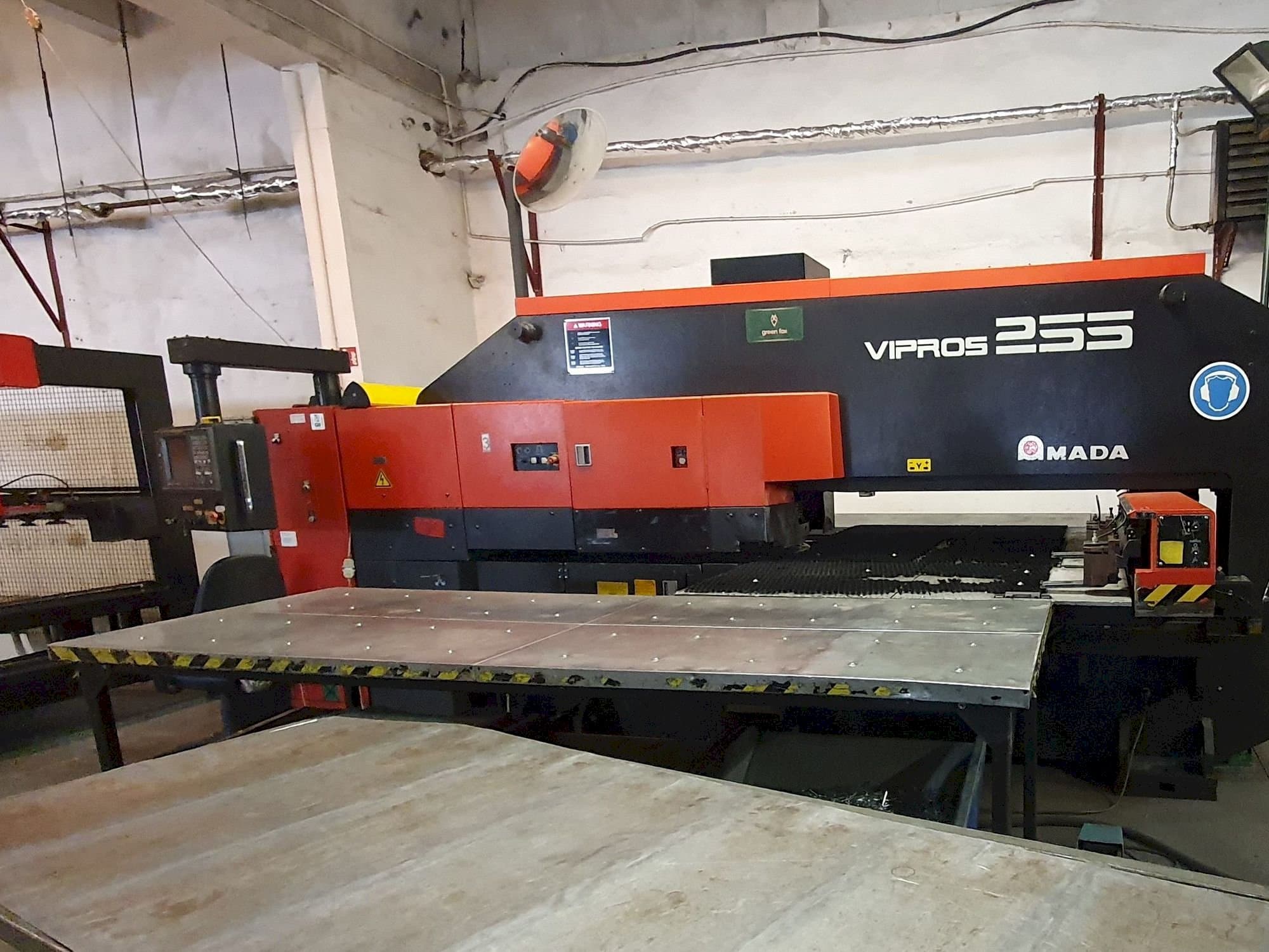 Frontansicht der AMADA VIPROS 255  Maschine