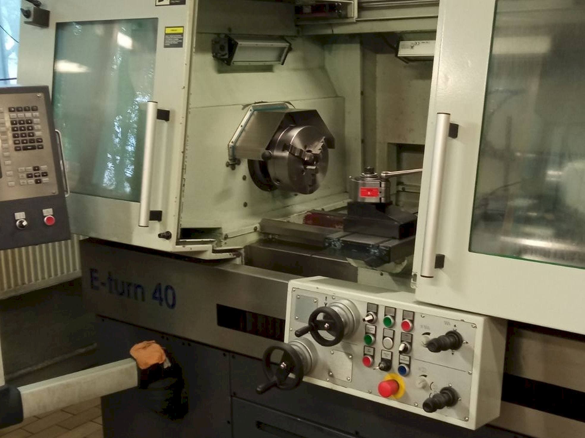 Frontansicht der Avia E-turn 40 Maschine