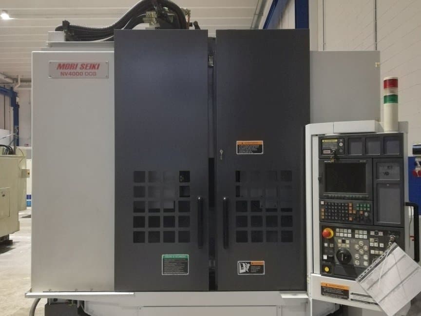 Frontansicht der MORI SEIKI NV 4000 DCG Maschine
