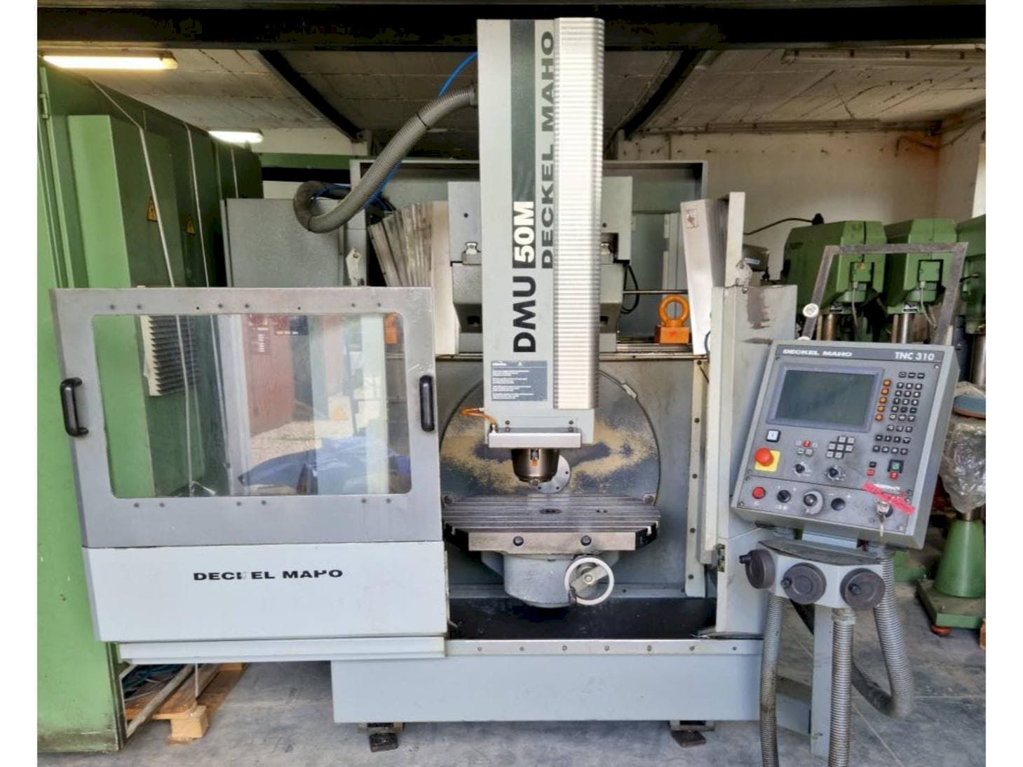 Frontansicht der DECKEL MAHO DMU 50M Maschine