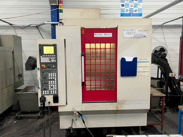 Frontansicht der Akira Seiki RMV500 APC Maschine