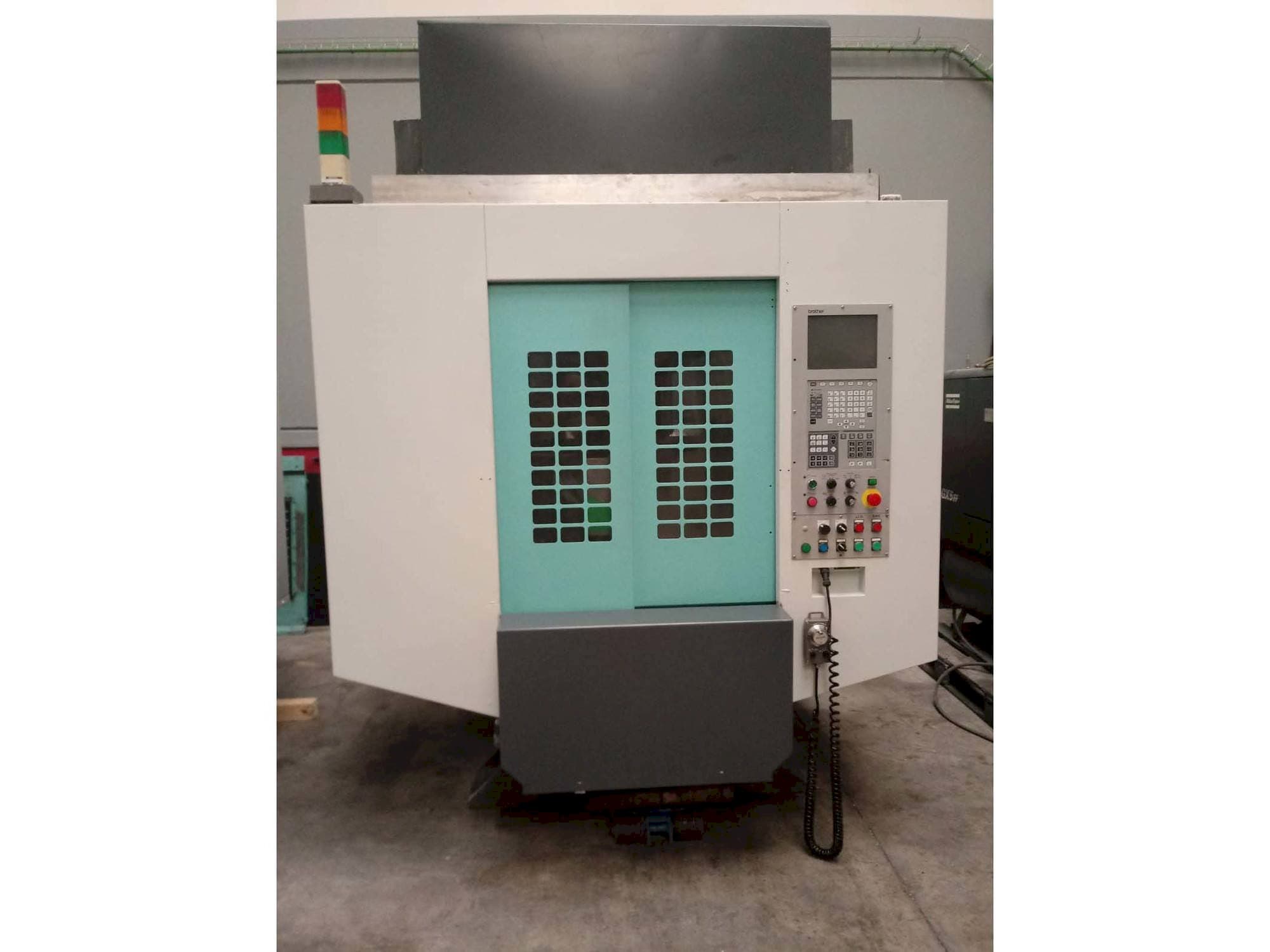 Frontansicht der Brother TC-S2DN-O  Maschine