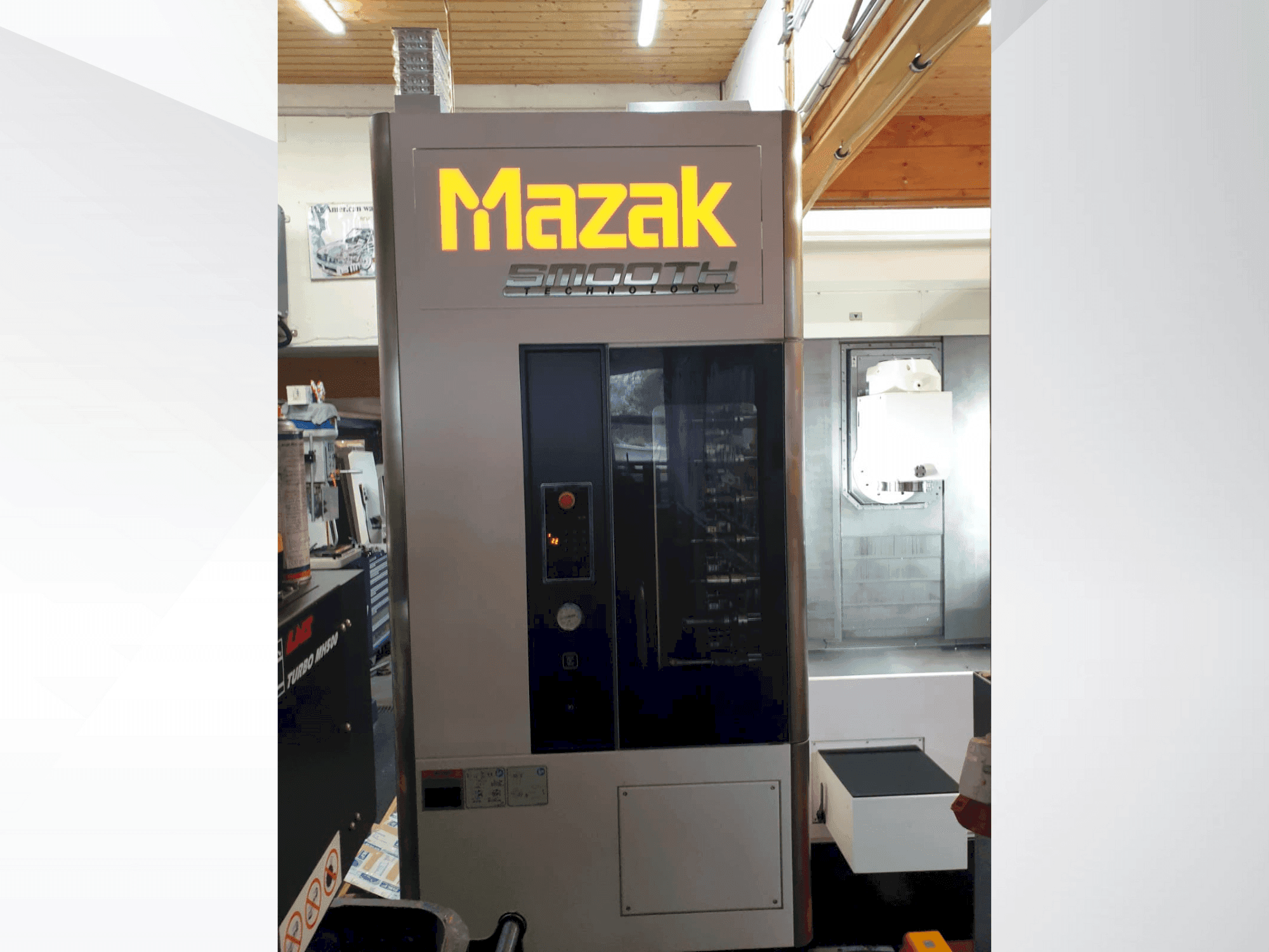 Frontansicht der Mazak INTEGREX j-200S Maschine