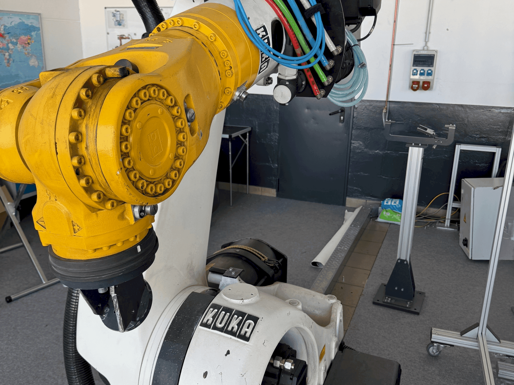 Frontansicht der KUKA KR210 2000-2  Maschine