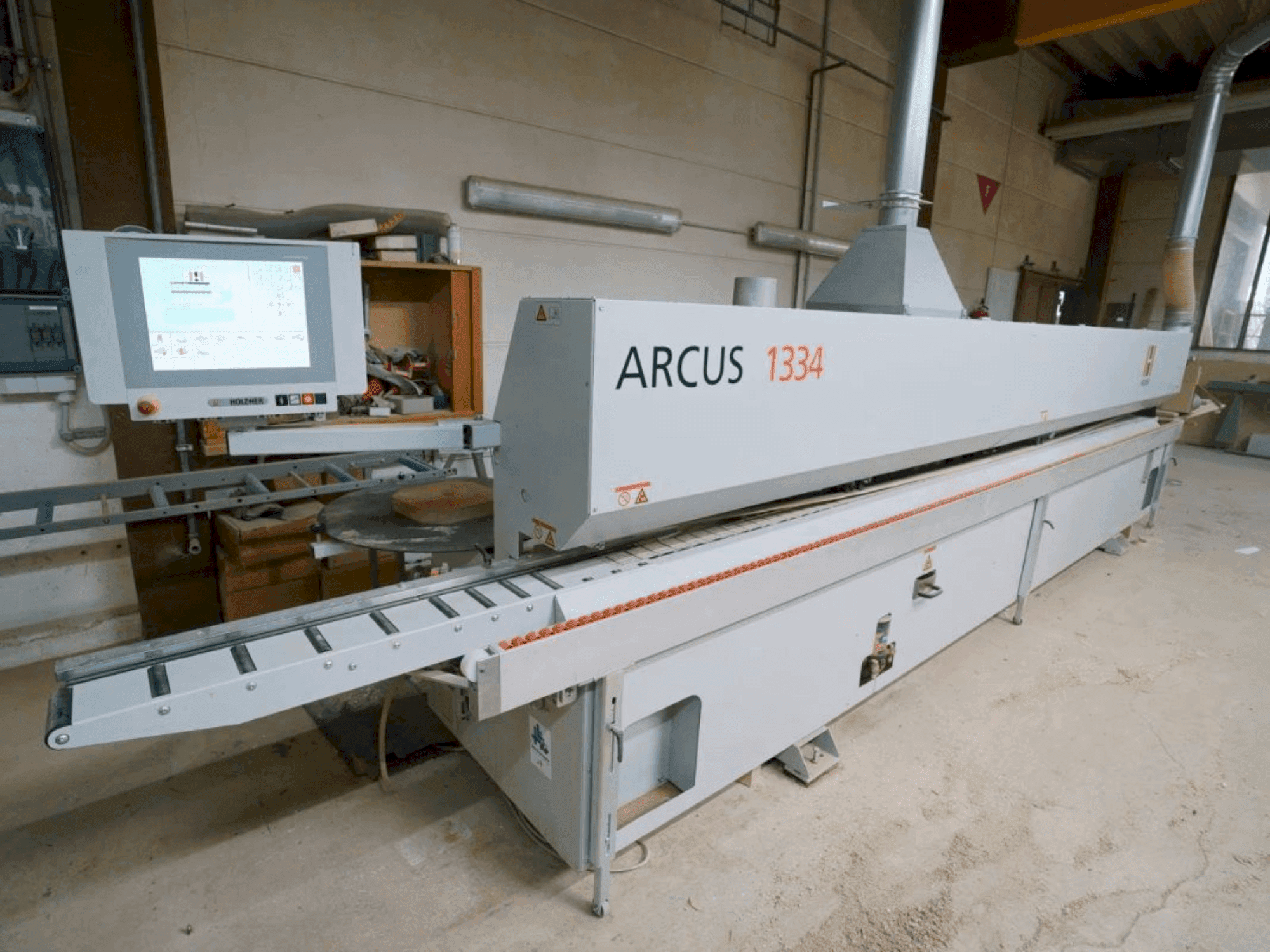 Frontansicht der HOLZHER ARCUS 1334 FV2 Maschine