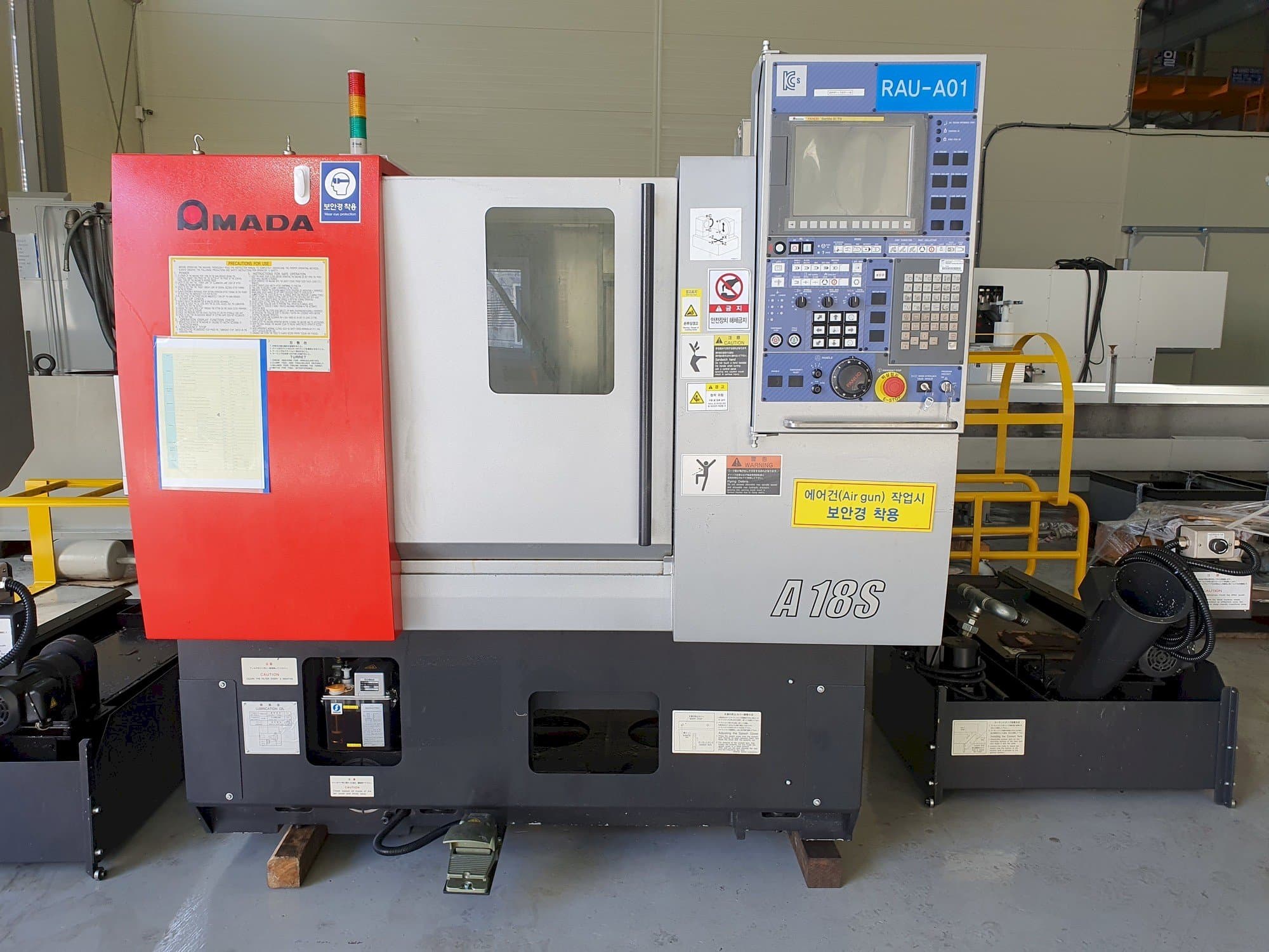 Frontansicht der AMADA A-18S Maschine