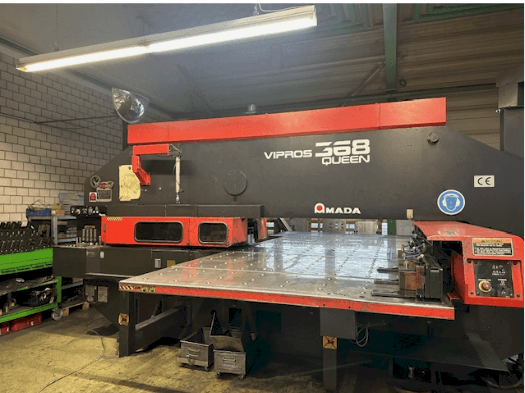 Frontansicht der AMADA Vipros 368 Queen Maschine