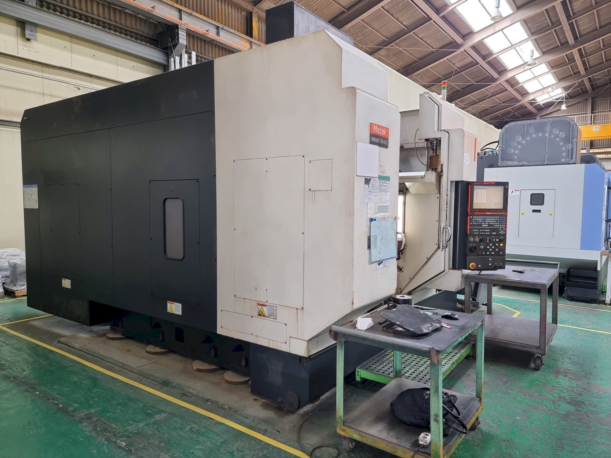 Frontansicht der Mazak VARIAXIS 730-5X II Maschine