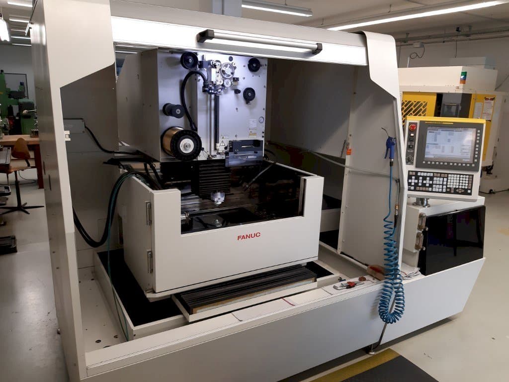 Frontansicht der FANUC Robocut Alpha-1iD Maschine