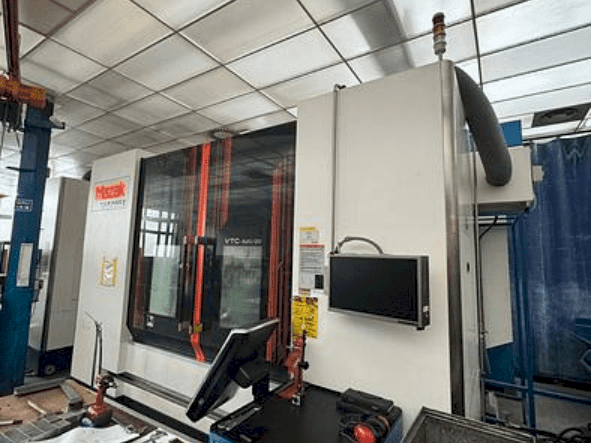 Frontansicht der Mazak VTC 820/20 Maschine