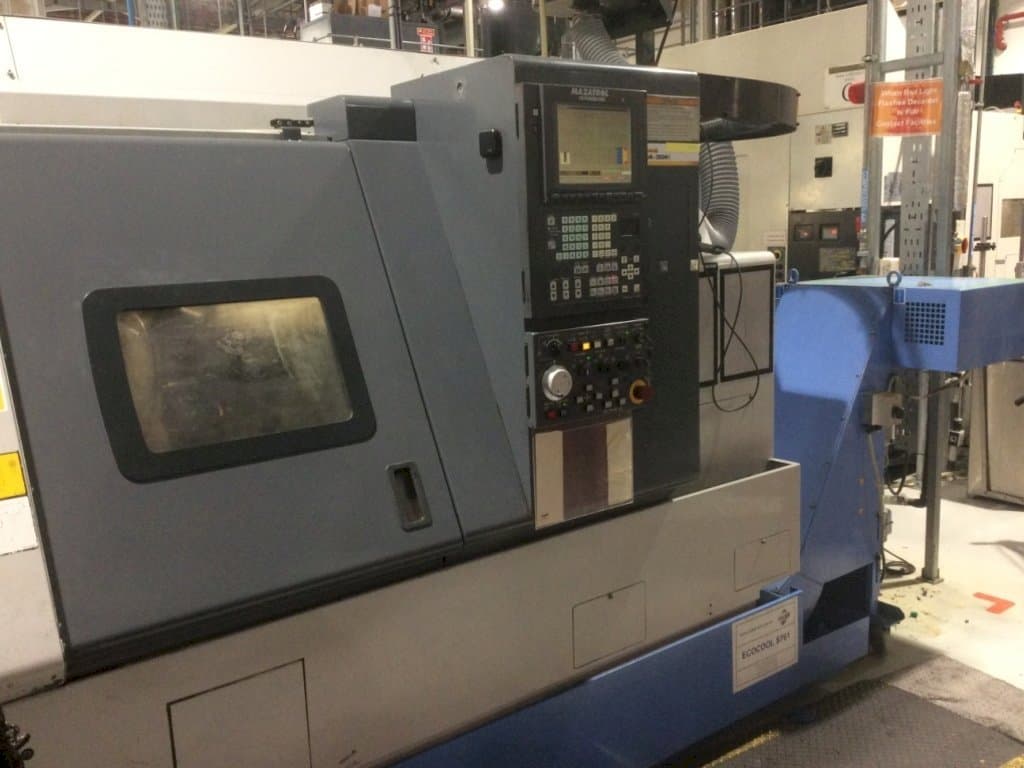 Linke Seitenansicht der Mazak Super Quick Turn 200M Maschine