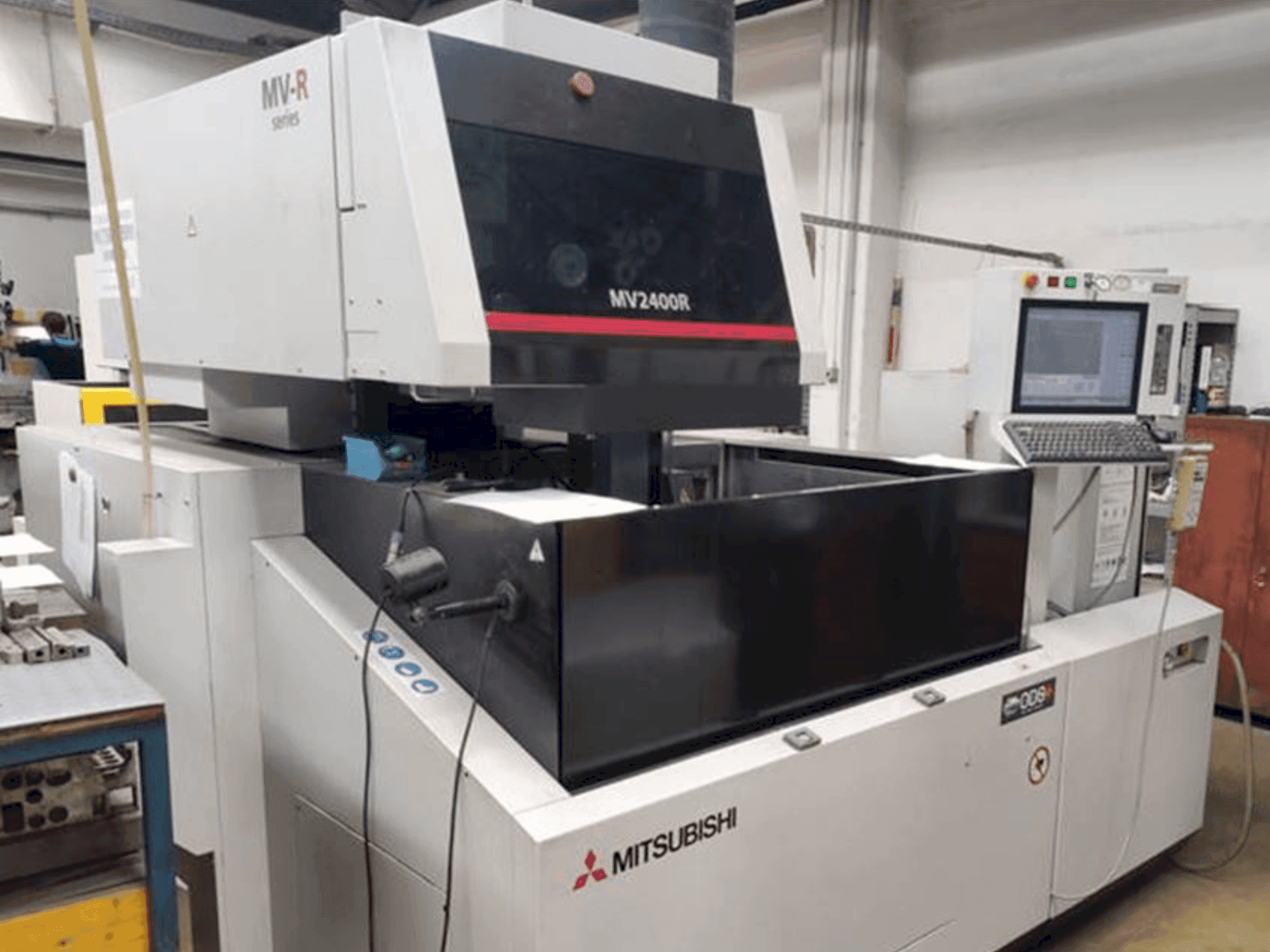 Frontansicht der Mitsubishi Electric MV2400R  Maschine