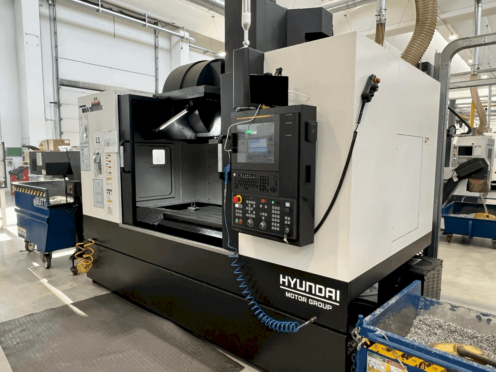 Frontansicht der Hyundai KF6700II Maschine