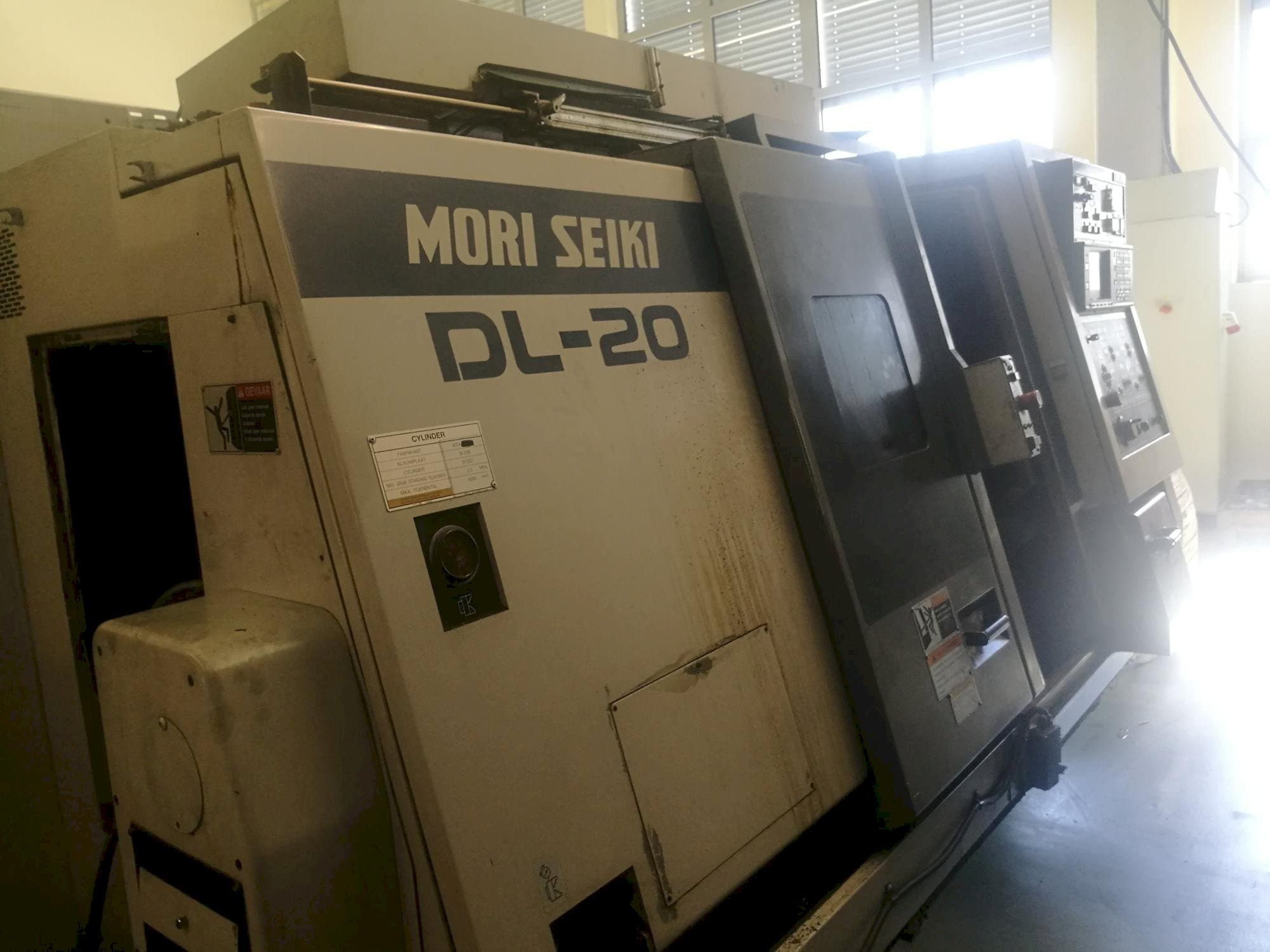 Linke Seitenansicht der MORI SEIKI DL 20 MC Maschine