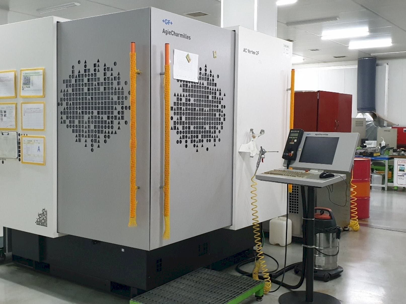 Frontansicht der AgieCharmilles AC VERTEX 2F Maschine