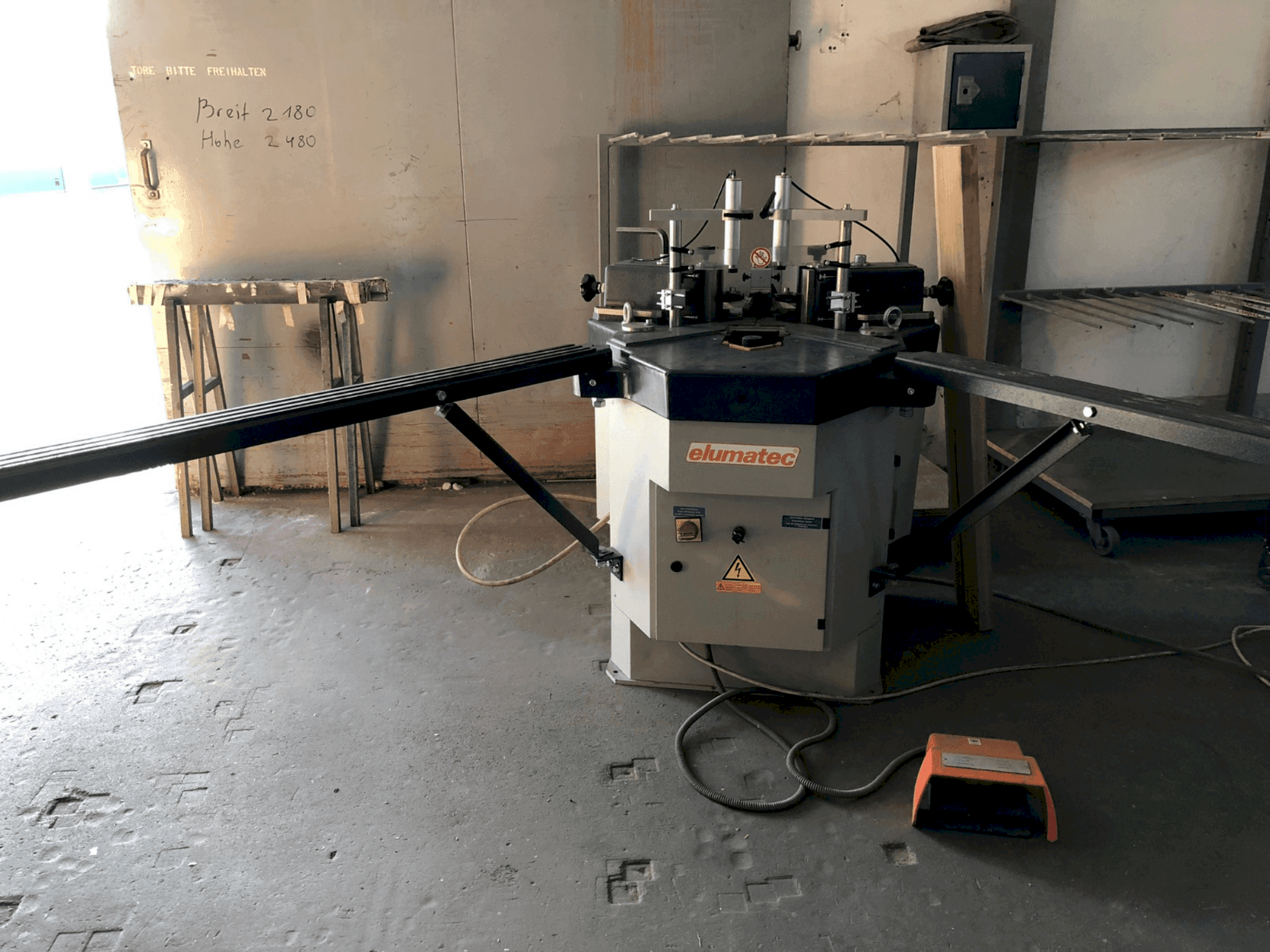 Frontansicht der Elumatec EP 124 Maschine