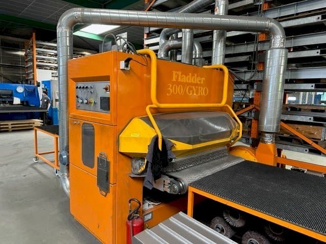 Frontansicht der Fladder 300/GYRO-1300 VAC Maschine