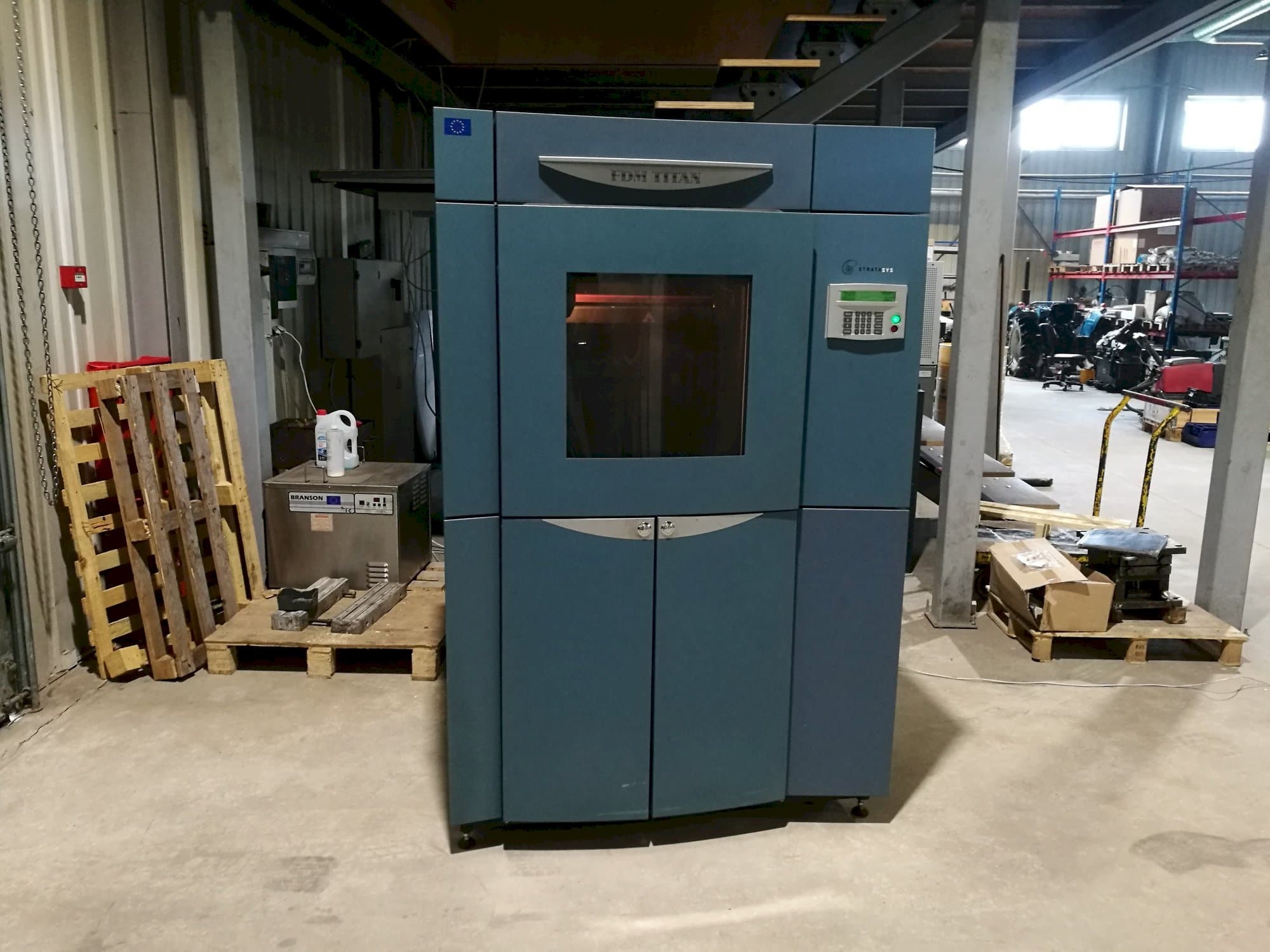 Frontansicht der Stratasys FDM Titan  Maschine