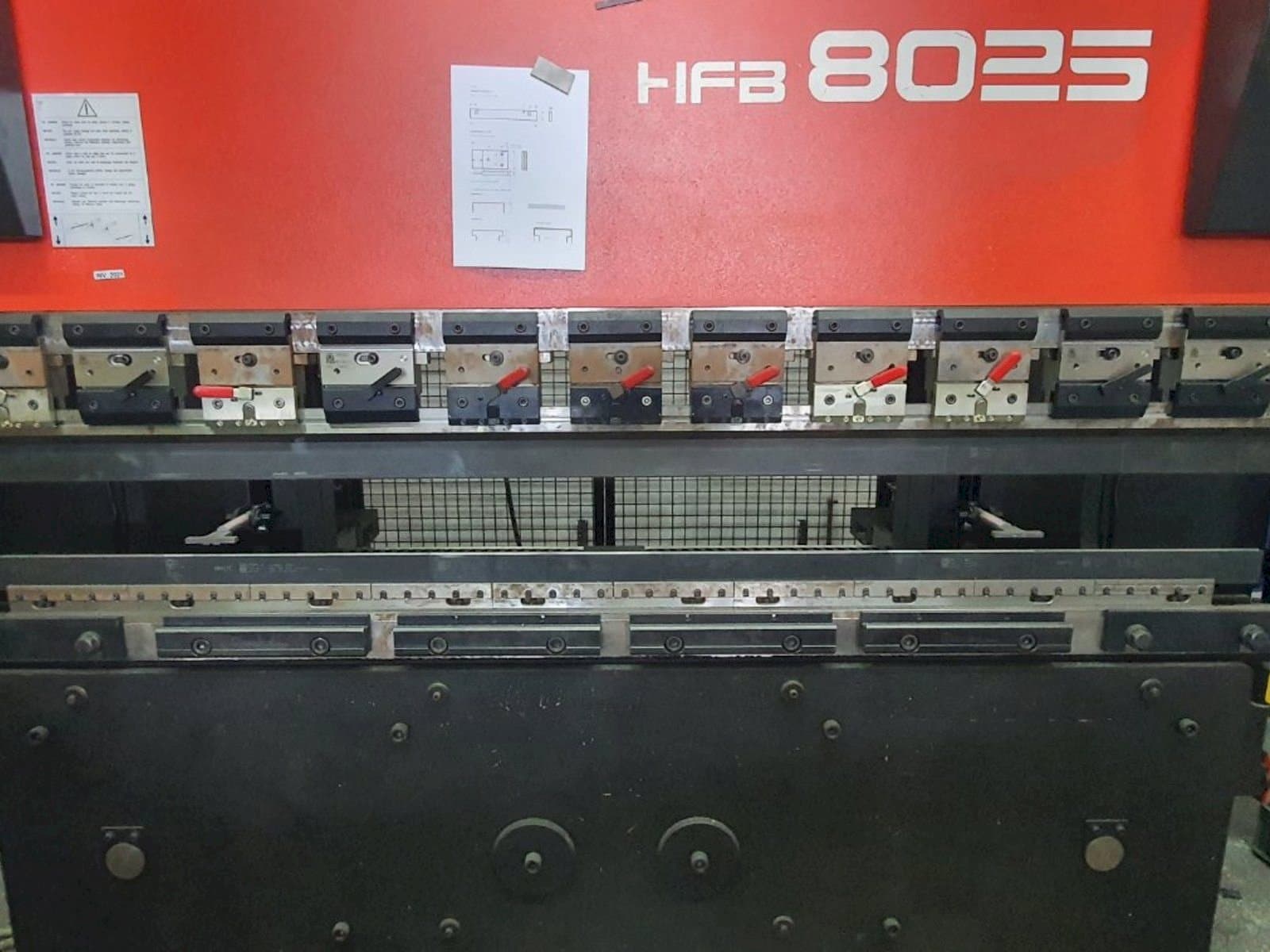 Frontansicht der AMADA HFBO 80-25 Maschine
