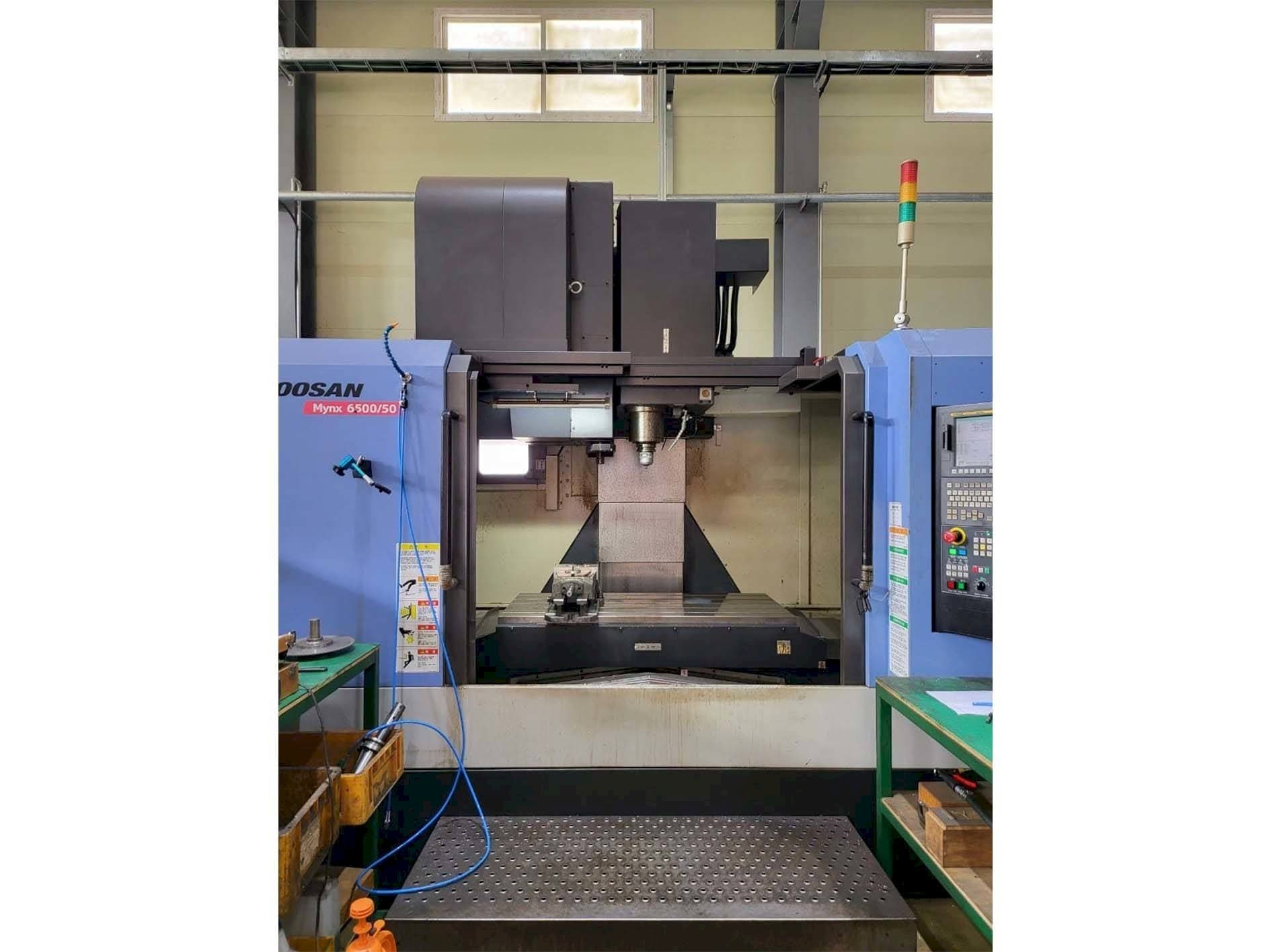 Frontansicht der Doosan MYNX 6500/50  Maschine