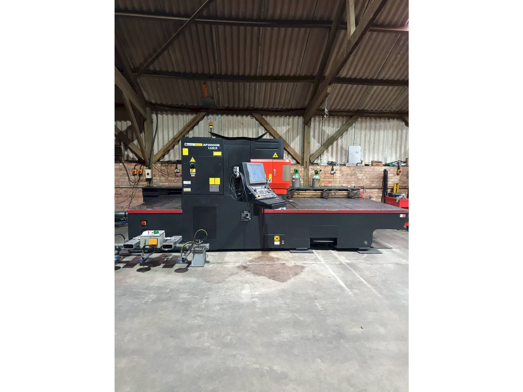 Frontansicht der AMADA LC 2415 alpha 4 NT Maschine