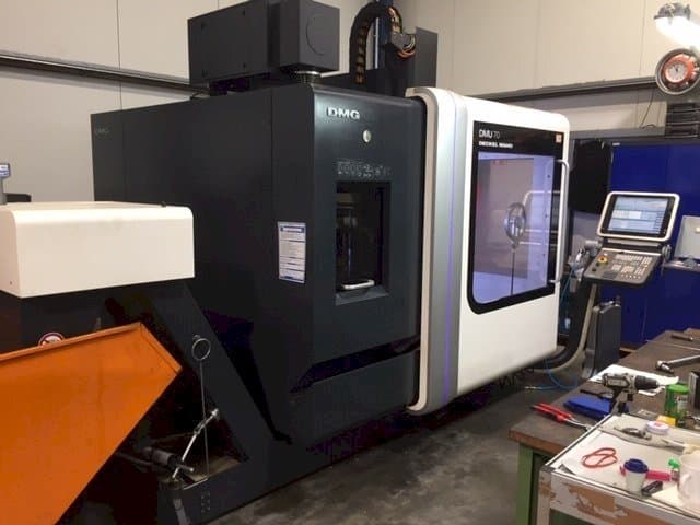 Frontansicht der DECKEL MAHO DMU 70 Maschine