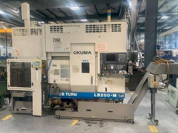 Frontansicht der Okuma LB 200M Maschine