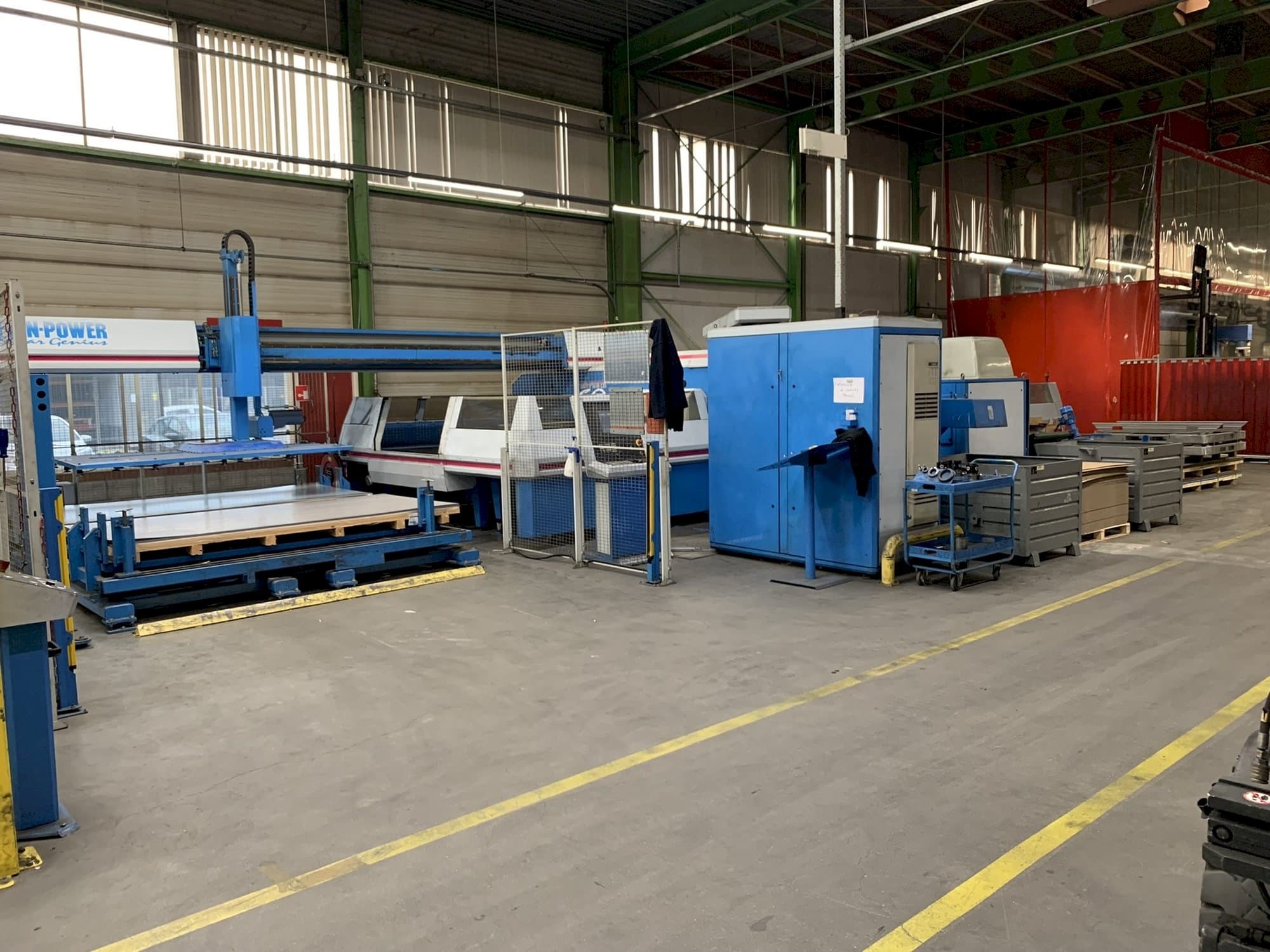 Frontansicht der Finn-Power TRS6 SU Maschine